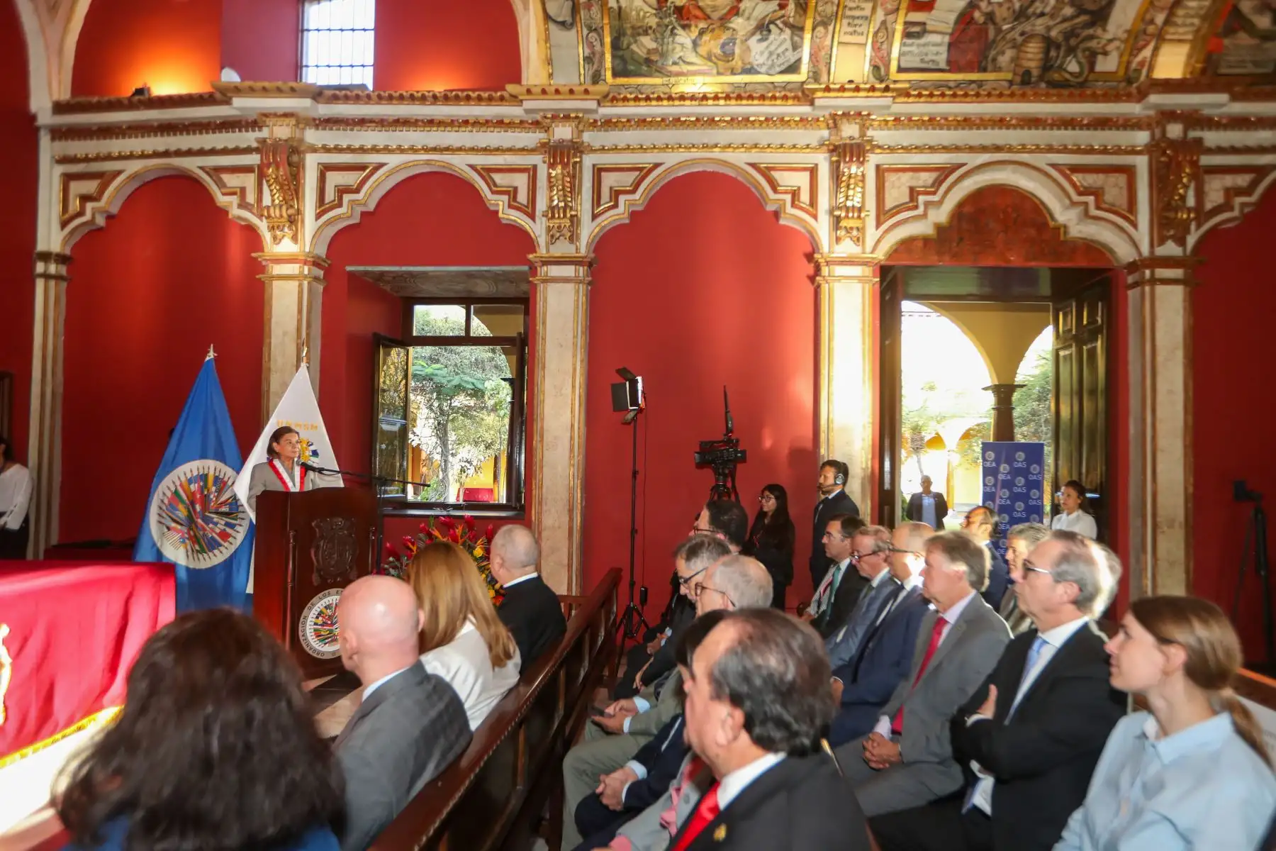 La Organización de Estados Americanos (OEA) rindió homenaje a la Universidad Nacional Mayor de San Marcos (UNMSM) por sus 475 años de fundación, destacando su papel como Decana de América y su aporte al desarrollo académico regional. La ceremonia, realizada en el Centro Cultural de San Marcos, también conmemoró el 78 aniversario de la firma de la Carta de la OEA, resaltando la cooperación e integración en el continente. Foto: ANDINA/Ricardo Cuba.