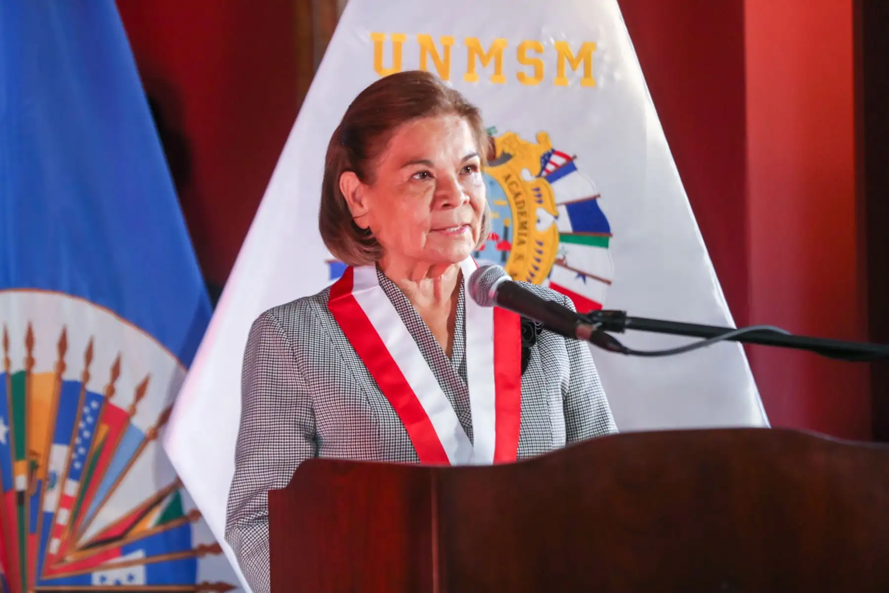 La Organización de Estados Americanos (OEA) rindió homenaje a la Universidad Nacional Mayor de San Marcos (UNMSM) por sus 475 años de fundación, destacando su papel como Decana de América y su aporte al desarrollo académico regional. La ceremonia, realizada en el Centro Cultural de San Marcos, también conmemoró el 78 aniversario de la firma de la Carta de la OEA, resaltando la cooperación e integración en el continente. Foto: ANDINA/Ricardo Cuba.
