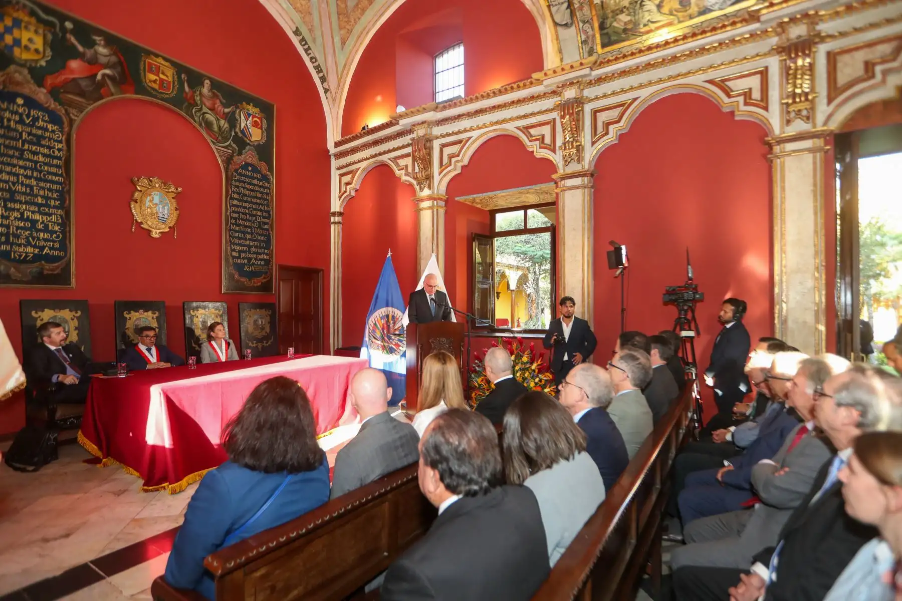 La Organización de Estados Americanos (OEA) rindió homenaje a la Universidad Nacional Mayor de San Marcos (UNMSM) por sus 475 años de fundación, destacando su papel como Decana de América y su aporte al desarrollo académico regional. La ceremonia, realizada en el Centro Cultural de San Marcos, también conmemoró el 78 aniversario de la firma de la Carta de la OEA, resaltando la cooperación e integración en el continente. Foto: ANDINA/Ricardo Cuba.