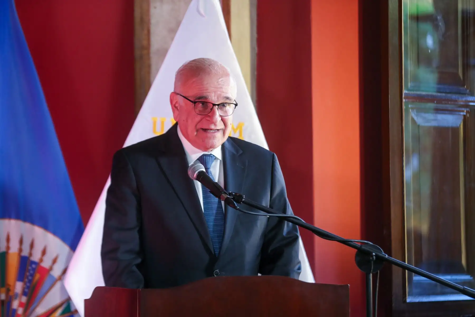 La Organización de Estados Americanos (OEA) rindió homenaje a la Universidad Nacional Mayor de San Marcos (UNMSM) por sus 475 años de fundación, destacando su papel como Decana de América y su aporte al desarrollo académico regional. La ceremonia, realizada en el Centro Cultural de San Marcos, también conmemoró el 78 aniversario de la firma de la Carta de la OEA, resaltando la cooperación e integración en el continente. Foto: ANDINA/Ricardo Cuba.