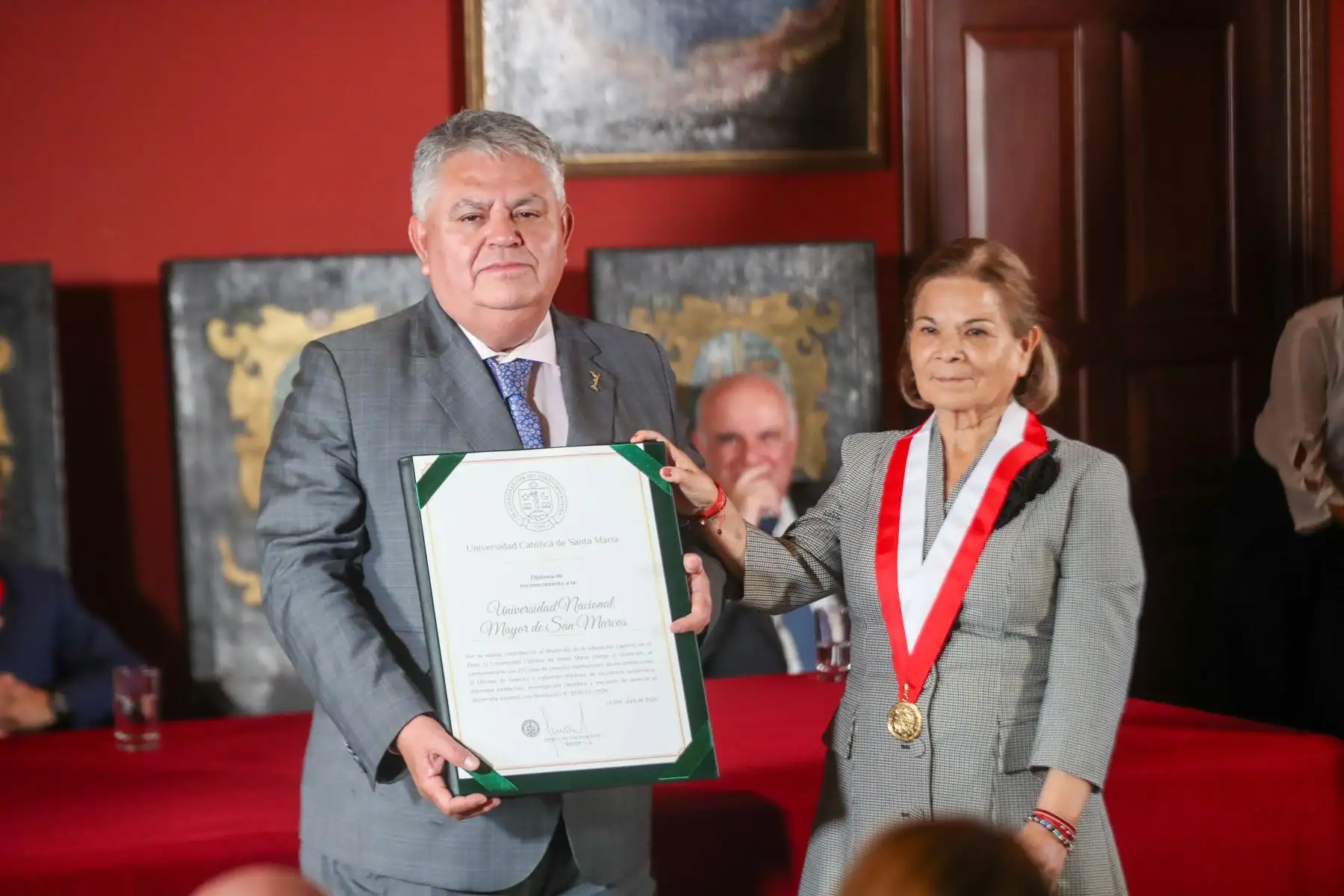 La Organización de Estados Americanos (OEA) rindió homenaje a la Universidad Nacional Mayor de San Marcos (UNMSM) por sus 475 años de fundación, destacando su papel como Decana de América y su aporte al desarrollo académico regional. La ceremonia, realizada en el Centro Cultural de San Marcos, también conmemoró el 78 aniversario de la firma de la Carta de la OEA, resaltando la cooperación e integración en el continente. Foto: ANDINA/Ricardo Cuba.