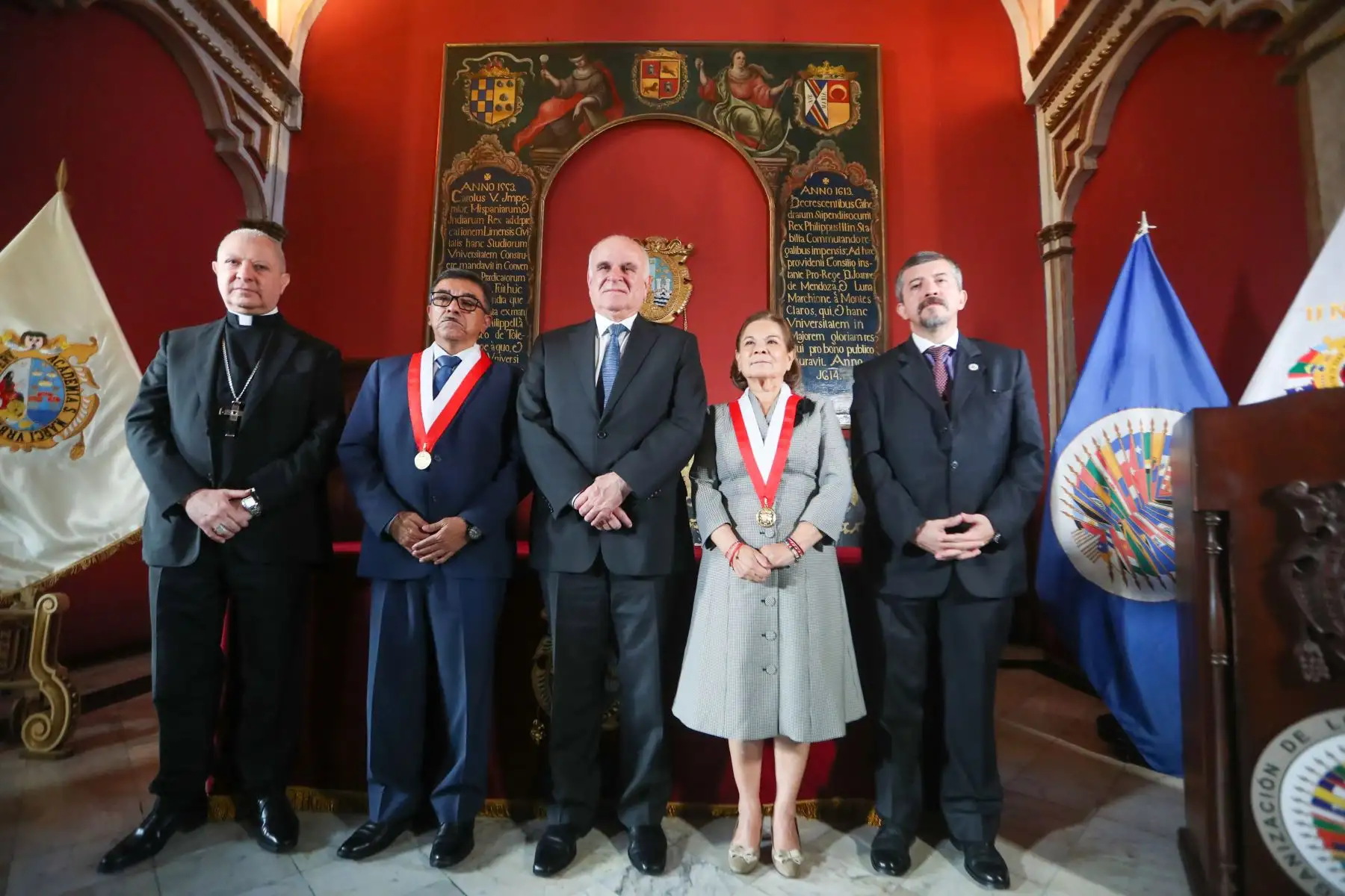 La Organización de Estados Americanos (OEA) rindió homenaje a la Universidad Nacional Mayor de San Marcos (UNMSM) por sus 475 años de fundación, destacando su papel como Decana de América y su aporte al desarrollo académico regional. La ceremonia, realizada en el Centro Cultural de San Marcos, también conmemoró el 78 aniversario de la firma de la Carta de la OEA, resaltando la cooperación e integración en el continente. Foto: ANDINA/Ricardo Cuba.