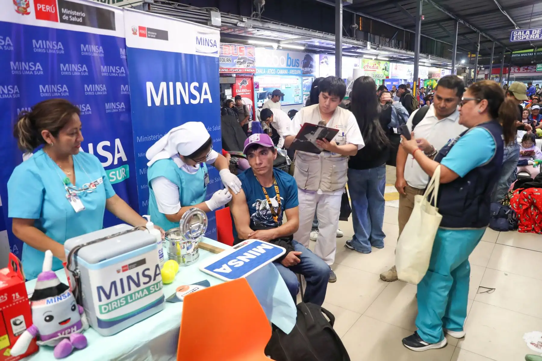 La estrategia sanitaria buscó proteger a la población antes de sus desplazamientos, fortaleciendo la salud pública en escenarios de alta movilidad. Foto: ANDINA/Ricardo Cuba.