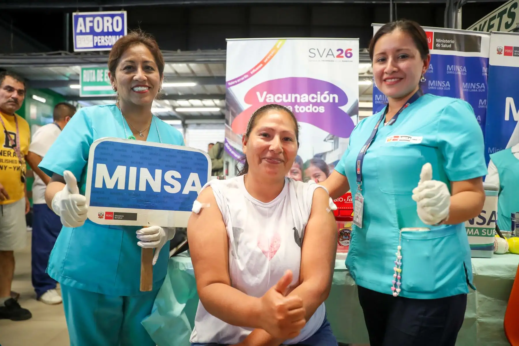 Personal de salud promovió la vacunación gratuita en puntos estratégicos, orientando a la población sobre la importancia de completar su esquema regular. Foto: ANDINA/Ricardo Cuba.