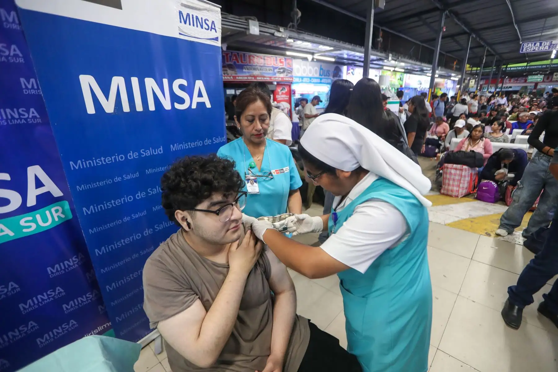 Usuarios accedieron a la vacunación en módulos instalados en el Terminal Terrestre Atocongo, en el marco del feriado largo. Foto: ANDINA/Ricardo Cuba.