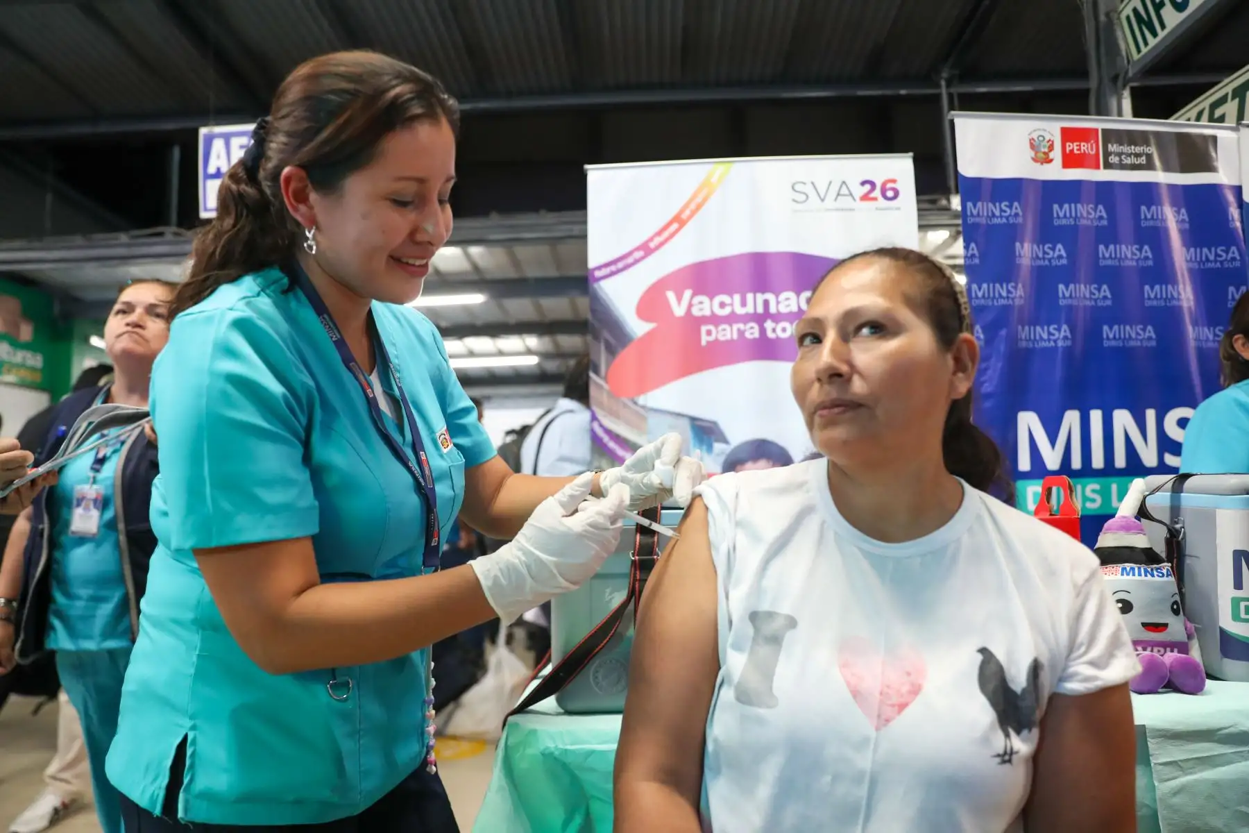 En el marco de la Semana de la Vacunación en las Américas 2026, la Dirección de Redes Integradas de Salud (Diris) Lima Sur intensificó sus acciones para ampliar la cobertura de inmunización, con énfasis en poblaciones vulnerables, mediante brigadas domiciliarias, puntos en espacios concurridos y horarios extendidos. Como parte de estas estrategias, se desplegó una intervención en el Terminal Terrestre Atocongo para vacunar a viajeros durante el feriado largo. Foto: ANDINA/Ricardo Cuba.