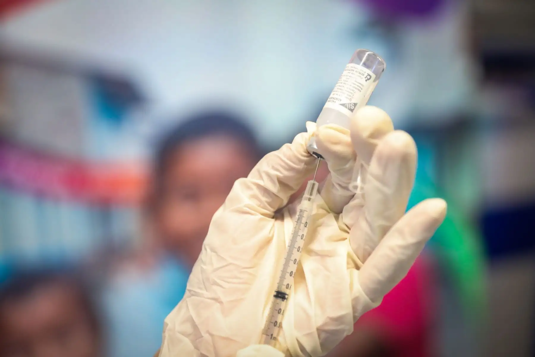 Personal especializado preparó las dosis antes de su aplicación, cumpliendo protocolos de bioseguridad establecidos. Foto: ANDINA/Ricardo Cuba.