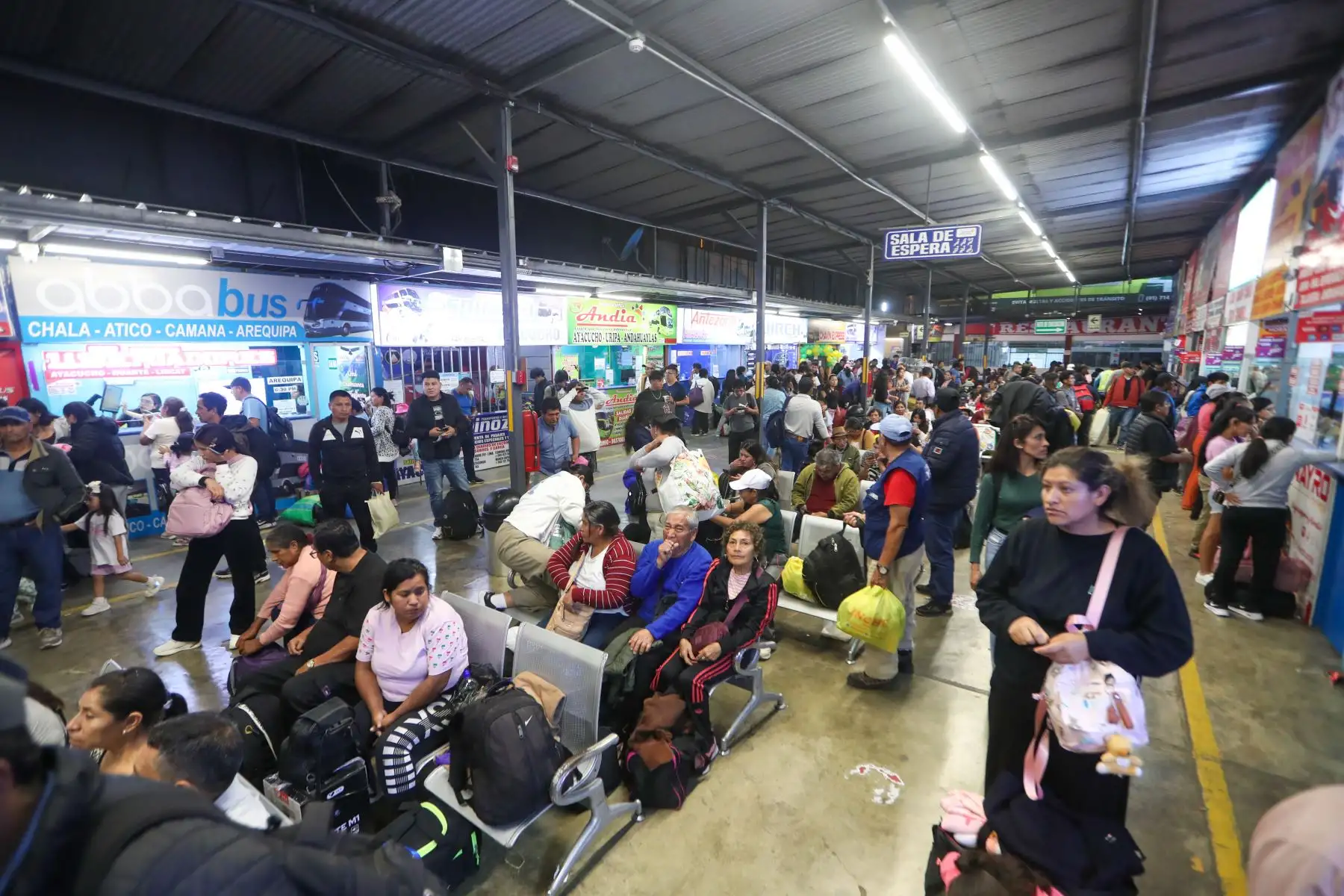 Familias completas y grupos de viajeros aguardaron el momento de abordar, en medio de un ambiente marcado por la expectativa del feriado. Foto: ANDINA/Ricardo Cuba.