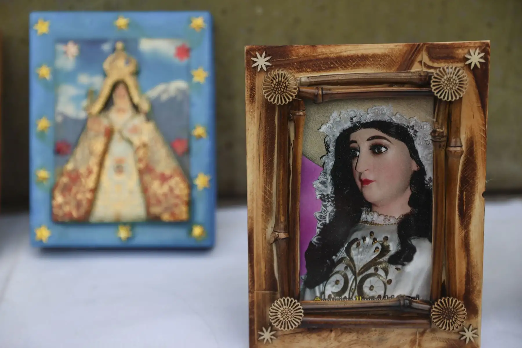 En el marco de la festividad de la Virgen de Chapi, una multitud de fieles se congregó este día en la iglesia de San Francisco para participar en una solemne misa seguida de una procesión en honor a la sagrada imagen. La ceremonia, marcada por la devoción y el recogimiento, reunió a creyentes de distintas zonas que acudieron para rendir homenaje, elevar sus plegarias y renovar su fe, en una de las celebraciones religiosas más significativas para la comunidad católica. Foto: ANDINA/Jhonel Rodríguez Robles