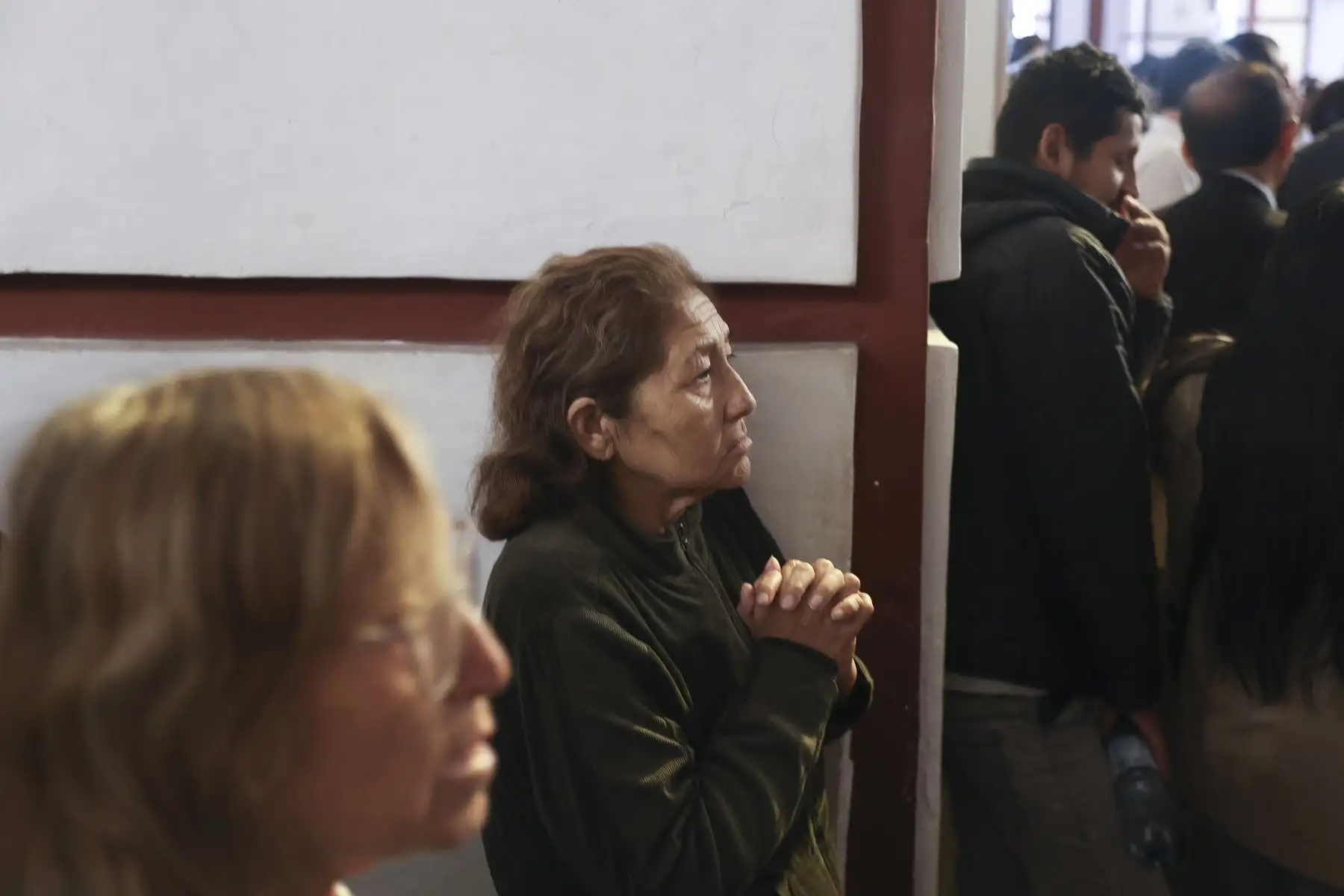 En el marco de la festividad de la Virgen de Chapi, una multitud de fieles se congregó este día en la iglesia de San Francisco para participar en una solemne misa seguida de una procesión en honor a la sagrada imagen. La ceremonia, marcada por la devoción y el recogimiento, reunió a creyentes de distintas zonas que acudieron para rendir homenaje, elevar sus plegarias y renovar su fe, en una de las celebraciones religiosas más significativas para la comunidad católica. Foto: ANDINA/Jhonel Rodríguez Robles