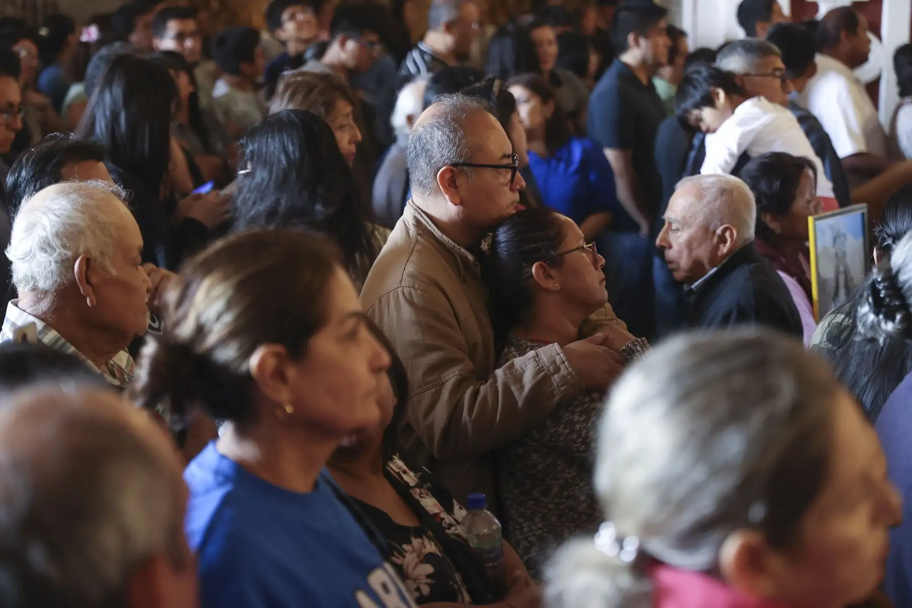 En el marco de la festividad de la Virgen de Chapi, una multitud de fieles se congregó este día en la iglesia de San Francisco para participar en una solemne misa seguida de una procesión en honor a la sagrada imagen. La ceremonia, marcada por la devoción y el recogimiento, reunió a creyentes de distintas zonas que acudieron para rendir homenaje, elevar sus plegarias y renovar su fe, en una de las celebraciones religiosas más significativas para la comunidad católica. Foto: ANDINA/Jhonel Rodríguez Robles