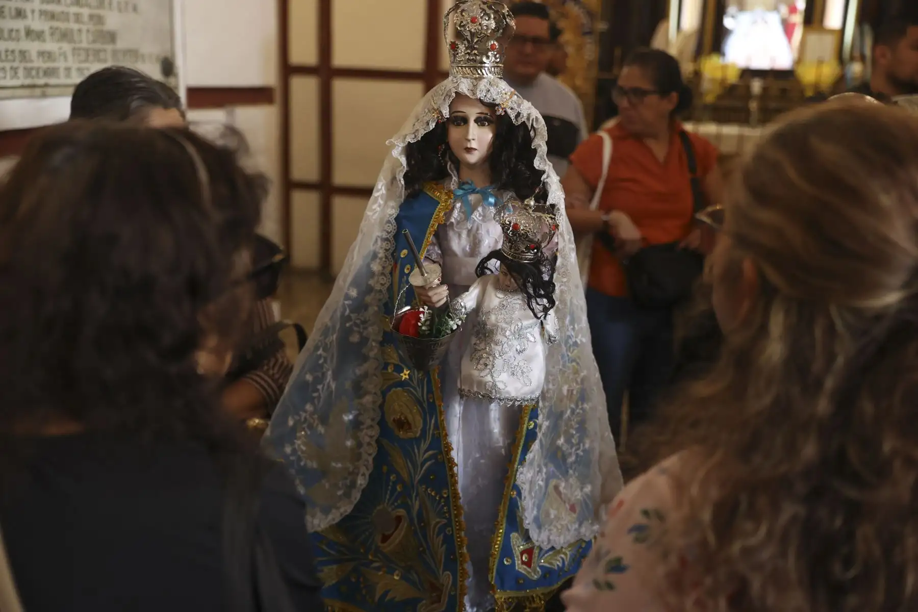 En el marco de la festividad de la Virgen de Chapi, una multitud de fieles se congregó este día en la iglesia de San Francisco para participar en una solemne misa seguida de una procesión en honor a la sagrada imagen. La ceremonia, marcada por la devoción y el recogimiento, reunió a creyentes de distintas zonas que acudieron para rendir homenaje, elevar sus plegarias y renovar su fe, en una de las celebraciones religiosas más significativas para la comunidad católica. Foto: ANDINA/Jhonel Rodríguez Robles