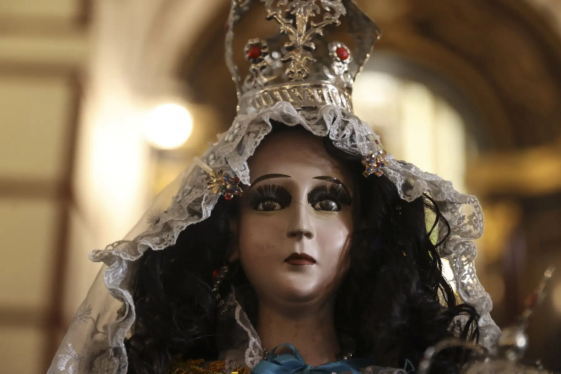 En el marco de la festividad de la Virgen de Chapi, una multitud de fieles se congregó este día en la iglesia de San Francisco para participar en una solemne misa seguida de una procesión en honor a la sagrada imagen. La ceremonia, marcada por la devoción y el recogimiento, reunió a creyentes de distintas zonas que acudieron para rendir homenaje, elevar sus plegarias y renovar su fe, en una de las celebraciones religiosas más significativas para la comunidad católica. Foto: ANDINA/Jhonel Rodríguez Robles