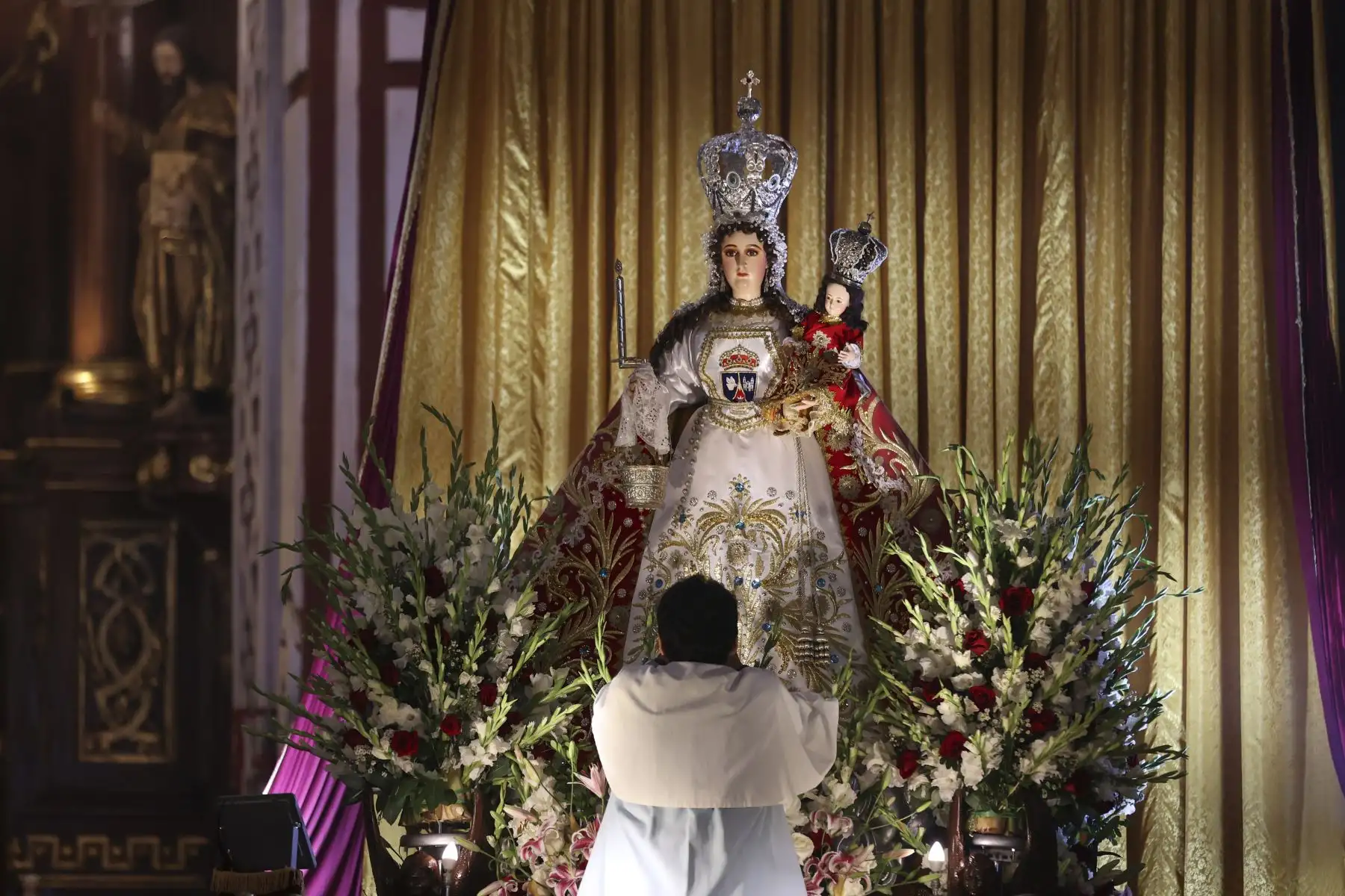 En el marco de la festividad de la Virgen de Chapi, una multitud de fieles se congregó este día en la iglesia de San Francisco para participar en una solemne misa seguida de una procesión en honor a la sagrada imagen. La ceremonia, marcada por la devoción y el recogimiento, reunió a creyentes de distintas zonas que acudieron para rendir homenaje, elevar sus plegarias y renovar su fe, en una de las celebraciones religiosas más significativas para la comunidad católica. Foto: ANDINA/Jhonel Rodríguez Robles