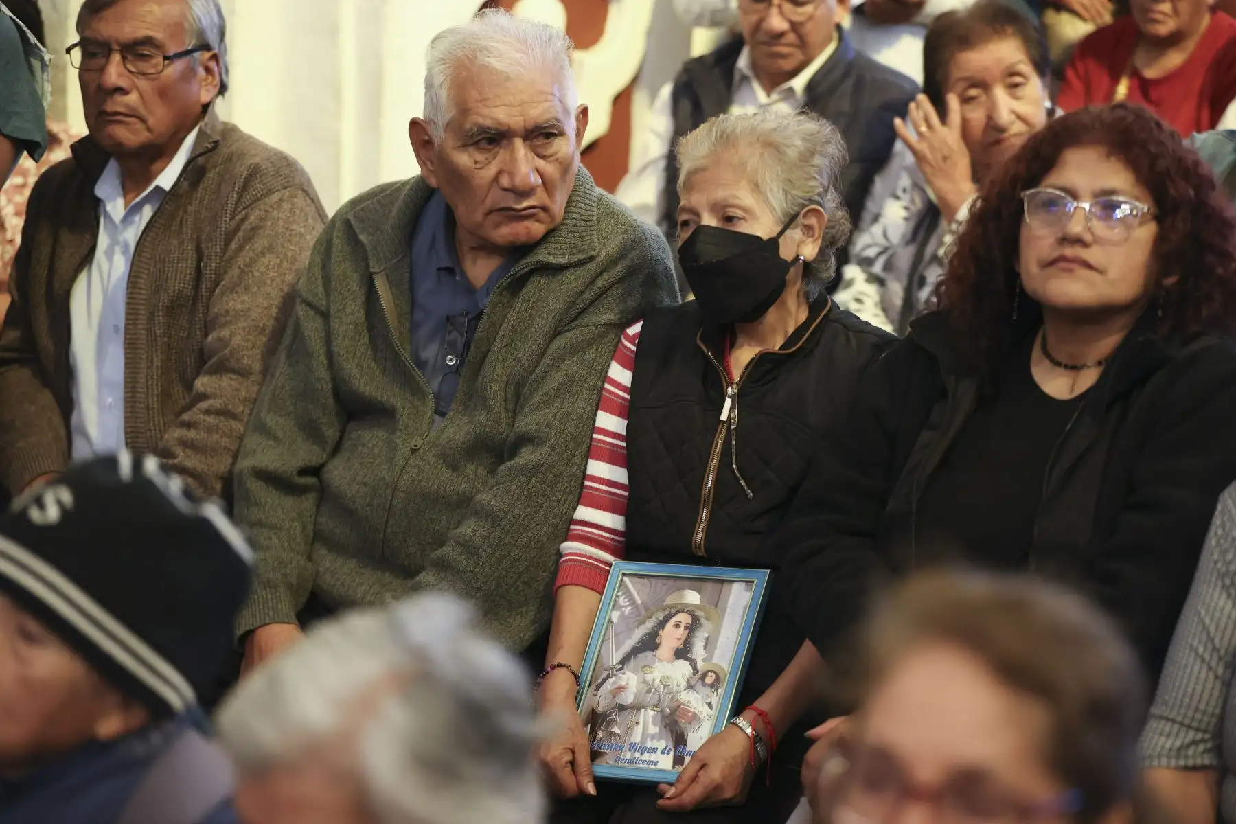En el marco de la festividad de la Virgen de Chapi, una multitud de fieles se congregó este día en la iglesia de San Francisco para participar en una solemne misa seguida de una procesión en honor a la sagrada imagen. La ceremonia, marcada por la devoción y el recogimiento, reunió a creyentes de distintas zonas que acudieron para rendir homenaje, elevar sus plegarias y renovar su fe, en una de las celebraciones religiosas más significativas para la comunidad católica. Foto: ANDINA/Jhonel Rodríguez Robles
