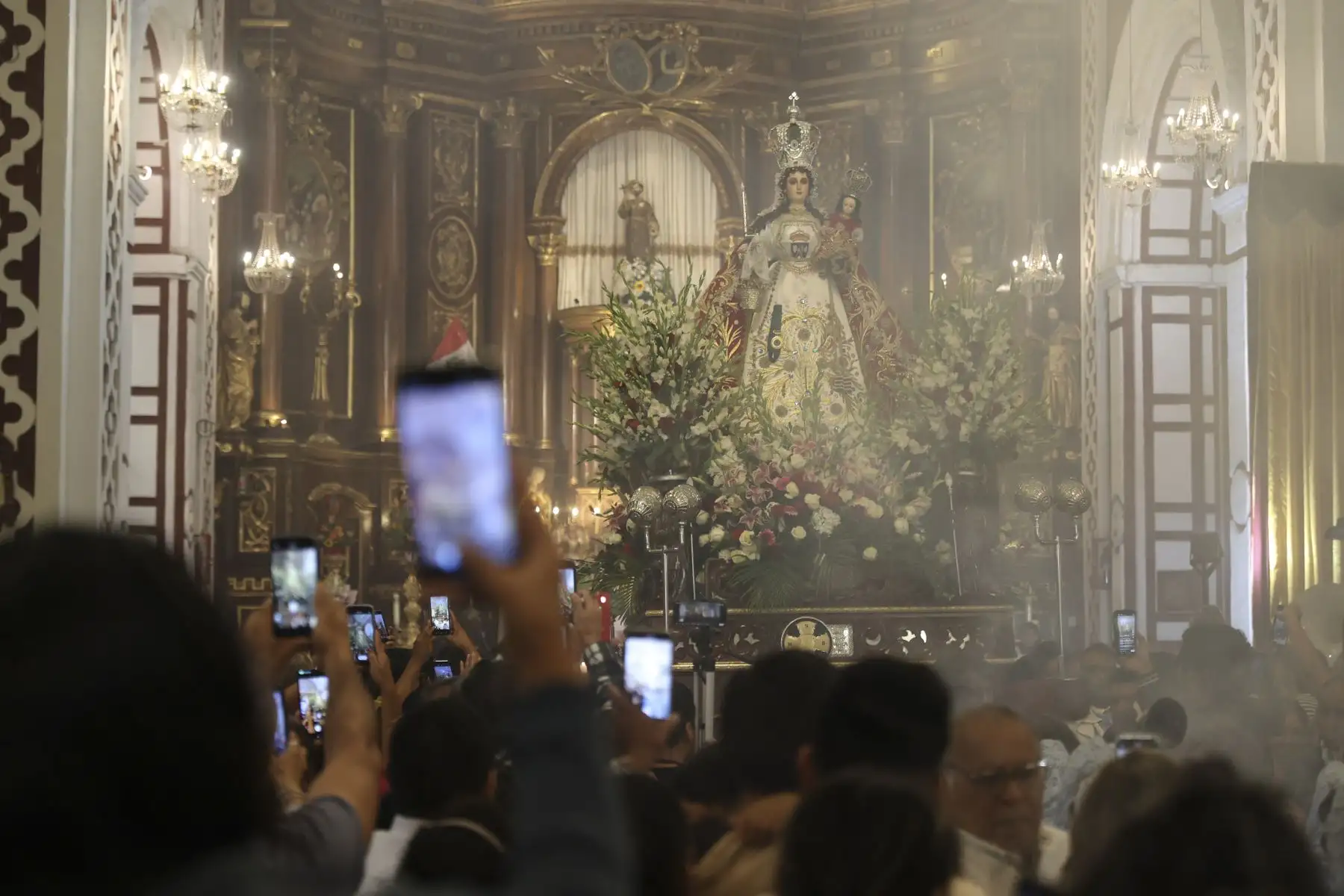En el marco de la festividad de la Virgen de Chapi, una multitud de fieles se congregó este día en la iglesia de San Francisco para participar en una solemne misa seguida de una procesión en honor a la sagrada imagen. La ceremonia, marcada por la devoción y el recogimiento, reunió a creyentes de distintas zonas que acudieron para rendir homenaje, elevar sus plegarias y renovar su fe, en una de las celebraciones religiosas más significativas para la comunidad católica. Foto: ANDINA/Jhonel Rodríguez Robles