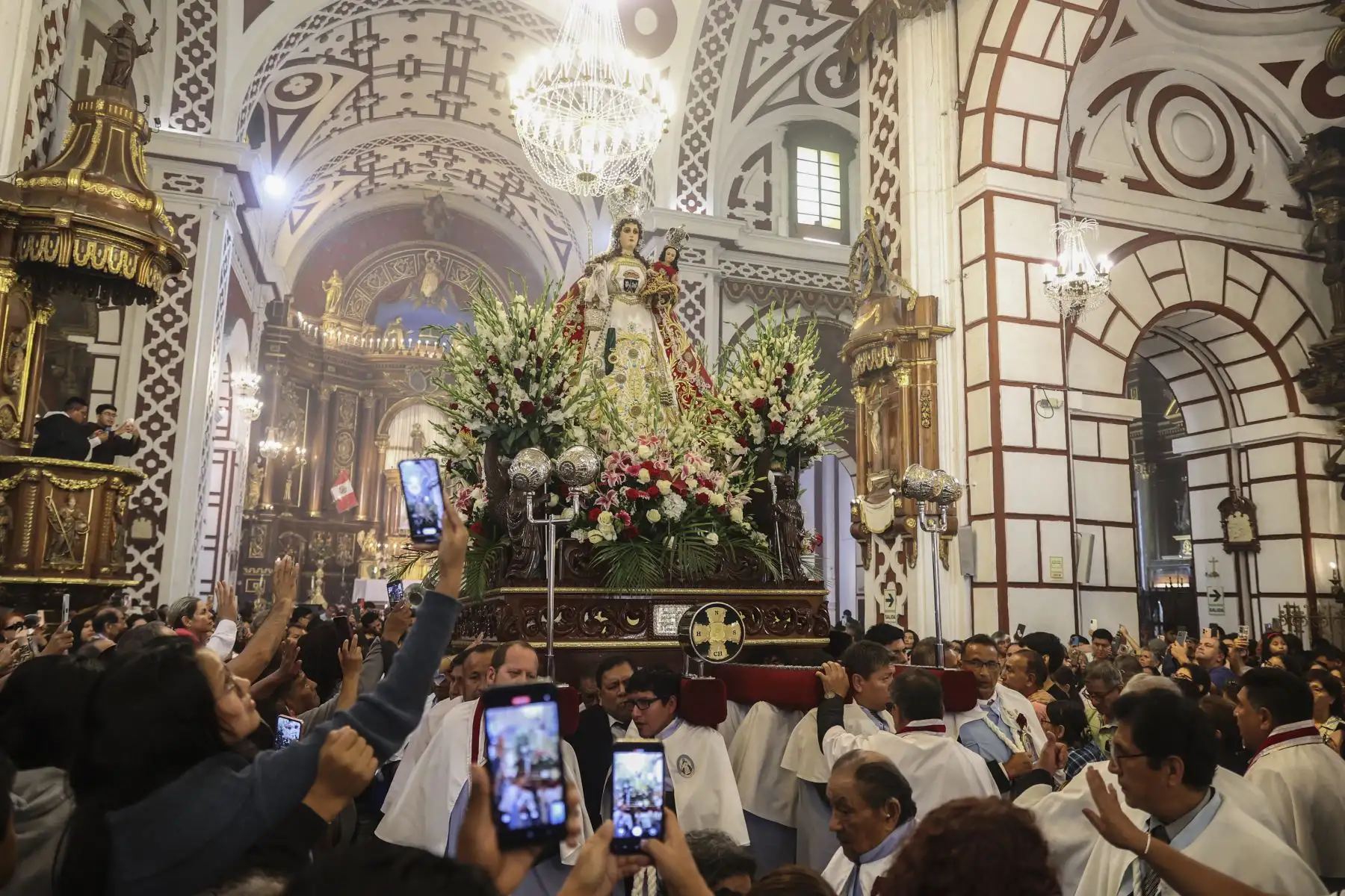 En el marco de la festividad de la Virgen de Chapi, una multitud de fieles se congregó este día en la iglesia de San Francisco para participar en una solemne misa seguida de una procesión en honor a la sagrada imagen. La ceremonia, marcada por la devoción y el recogimiento, reunió a creyentes de distintas zonas que acudieron para rendir homenaje, elevar sus plegarias y renovar su fe, en una de las celebraciones religiosas más significativas para la comunidad católica. Foto: ANDINA/Jhonel Rodríguez Robles