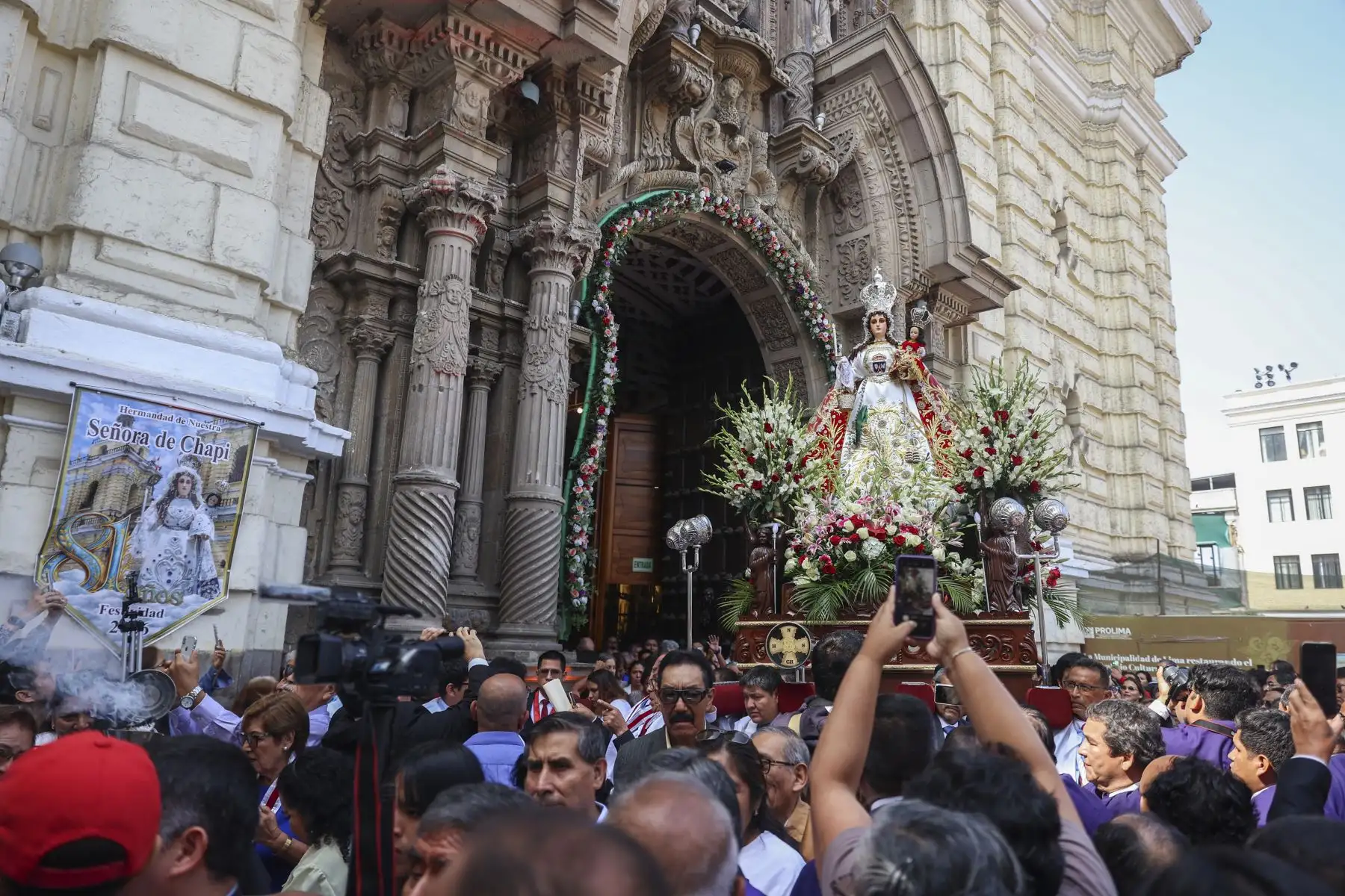 En el marco de la festividad de la Virgen de Chapi, una multitud de fieles se congregó este día en la iglesia de San Francisco para participar en una solemne misa seguida de una procesión en honor a la sagrada imagen. La ceremonia, marcada por la devoción y el recogimiento, reunió a creyentes de distintas zonas que acudieron para rendir homenaje, elevar sus plegarias y renovar su fe, en una de las celebraciones religiosas más significativas para la comunidad católica. Foto: ANDINA/Jhonel Rodríguez Robles