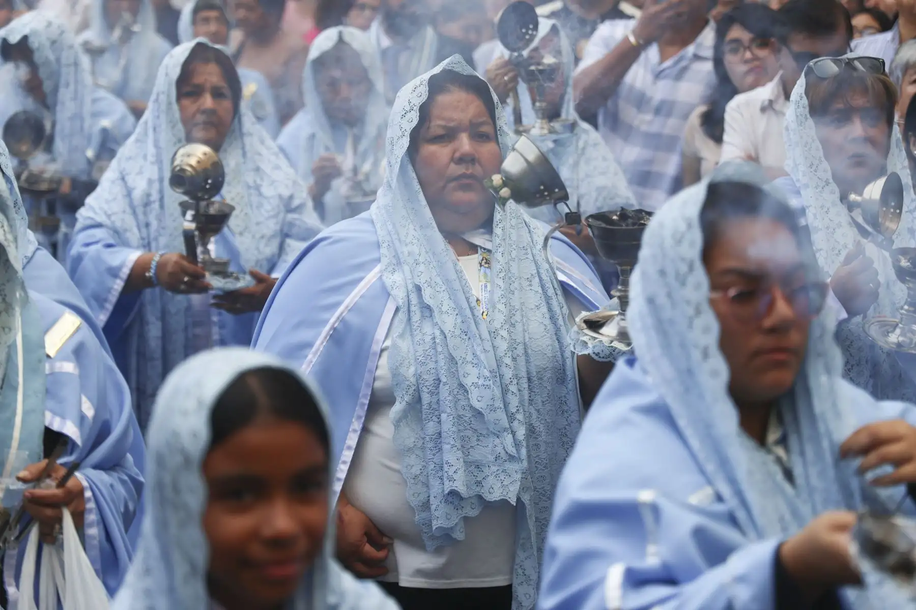 En el marco de la festividad de la Virgen de Chapi, una multitud de fieles se congregó este día en la iglesia de San Francisco para participar en una solemne misa seguida de una procesión en honor a la sagrada imagen. La ceremonia, marcada por la devoción y el recogimiento, reunió a creyentes de distintas zonas que acudieron para rendir homenaje, elevar sus plegarias y renovar su fe, en una de las celebraciones religiosas más significativas para la comunidad católica. Foto: ANDINA/Jhonel Rodríguez Robles