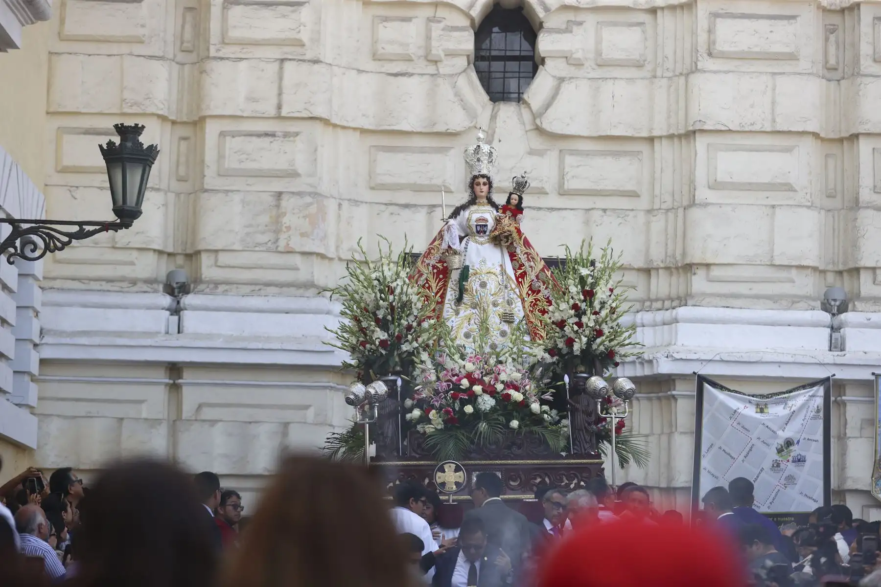 En el marco de la festividad de la Virgen de Chapi, una multitud de fieles se congregó este día en la iglesia de San Francisco para participar en una solemne misa seguida de una procesión en honor a la sagrada imagen. La ceremonia, marcada por la devoción y el recogimiento, reunió a creyentes de distintas zonas que acudieron para rendir homenaje, elevar sus plegarias y renovar su fe, en una de las celebraciones religiosas más significativas para la comunidad católica. Foto: ANDINA/Jhonel Rodríguez Robles
