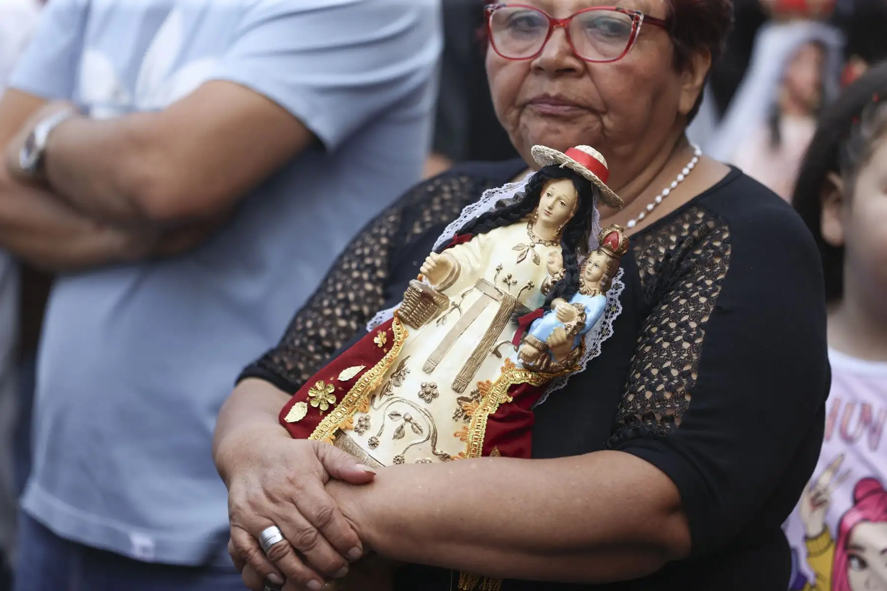 En el marco de la festividad de la Virgen de Chapi, una multitud de fieles se congregó este día en la iglesia de San Francisco para participar en una solemne misa seguida de una procesión en honor a la sagrada imagen. La ceremonia, marcada por la devoción y el recogimiento, reunió a creyentes de distintas zonas que acudieron para rendir homenaje, elevar sus plegarias y renovar su fe, en una de las celebraciones religiosas más significativas para la comunidad católica. Foto: ANDINA/Jhonel Rodríguez Robles