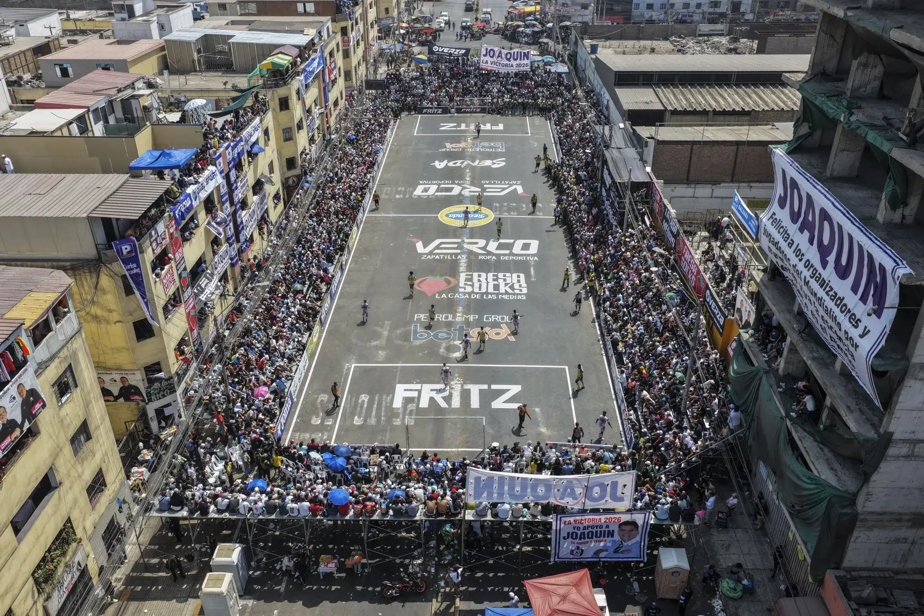 Con gran entusiasmo y masiva participación, hoy se realizó el tradicional Mundialito de El Porvenir en la cuadra 6 de la avenida Parinacochas, en La Victoria. Decenas de equipos y cientos de aficionados vivieron una jornada marcada por la pasión, el colorido de las barras y un juego fuerte y friccionado, con constantes faltas. El evento contó con fuerte resguardo policial y se consolidó, una vez más, como una fiesta deportiva popular. Foto: ANDINA/Jhonel Rodríguez Robles