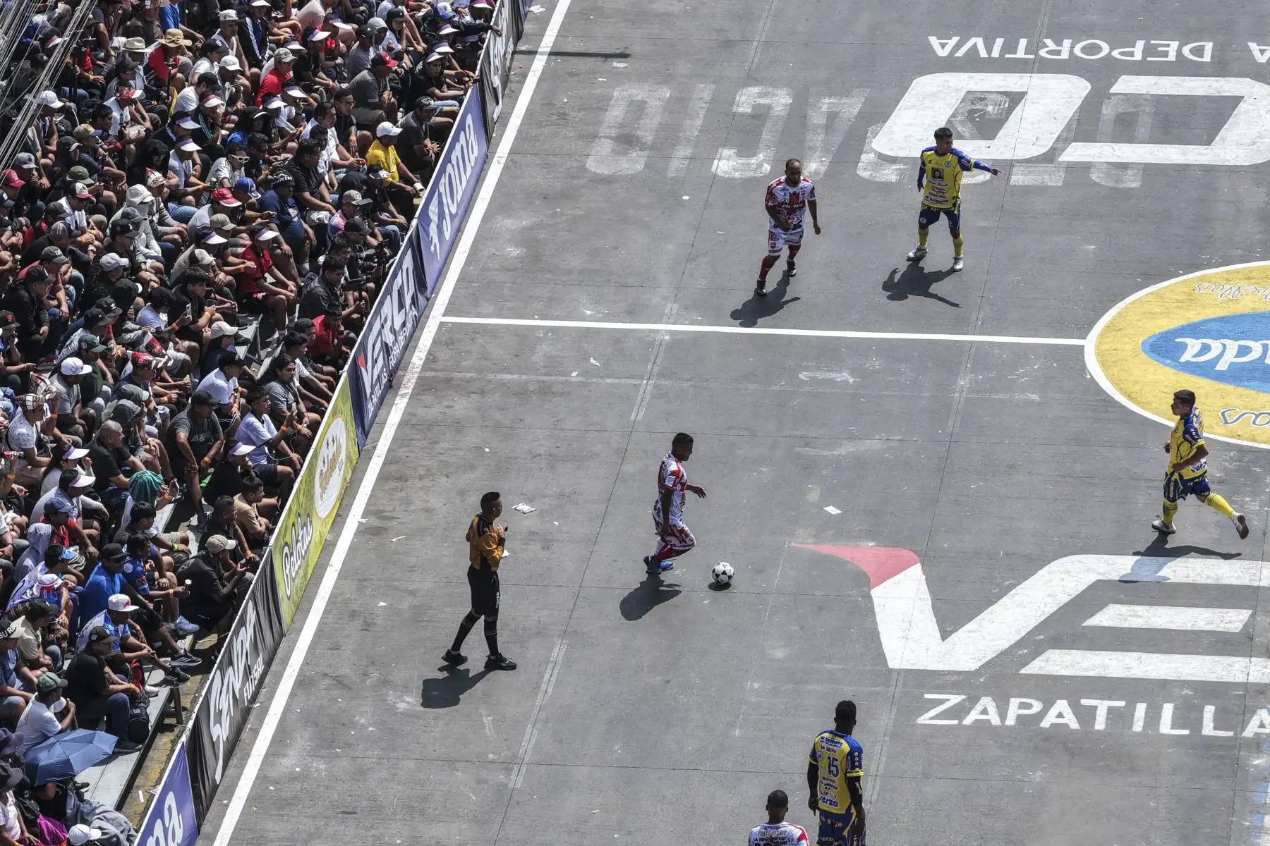 Con gran entusiasmo y masiva participación, hoy se realizó el tradicional Mundialito de El Porvenir en la cuadra 6 de la avenida Parinacochas, en La Victoria. Decenas de equipos y cientos de aficionados vivieron una jornada marcada por la pasión, el colorido de las barras y un juego fuerte y friccionado, con constantes faltas. El evento contó con fuerte resguardo policial y se consolidó, una vez más, como una fiesta deportiva popular. Foto: ANDINA/Jhonel Rodríguez Robles