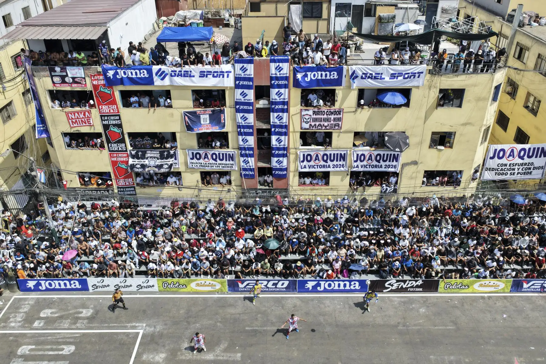 Con gran entusiasmo y masiva participación, hoy se realizó el tradicional Mundialito de El Porvenir en la cuadra 6 de la avenida Parinacochas, en La Victoria. Decenas de equipos y cientos de aficionados vivieron una jornada marcada por la pasión, el colorido de las barras y un juego fuerte y friccionado, con constantes faltas. El evento contó con fuerte resguardo policial y se consolidó, una vez más, como una fiesta deportiva popular. Foto: ANDINA/Jhonel Rodríguez Robles