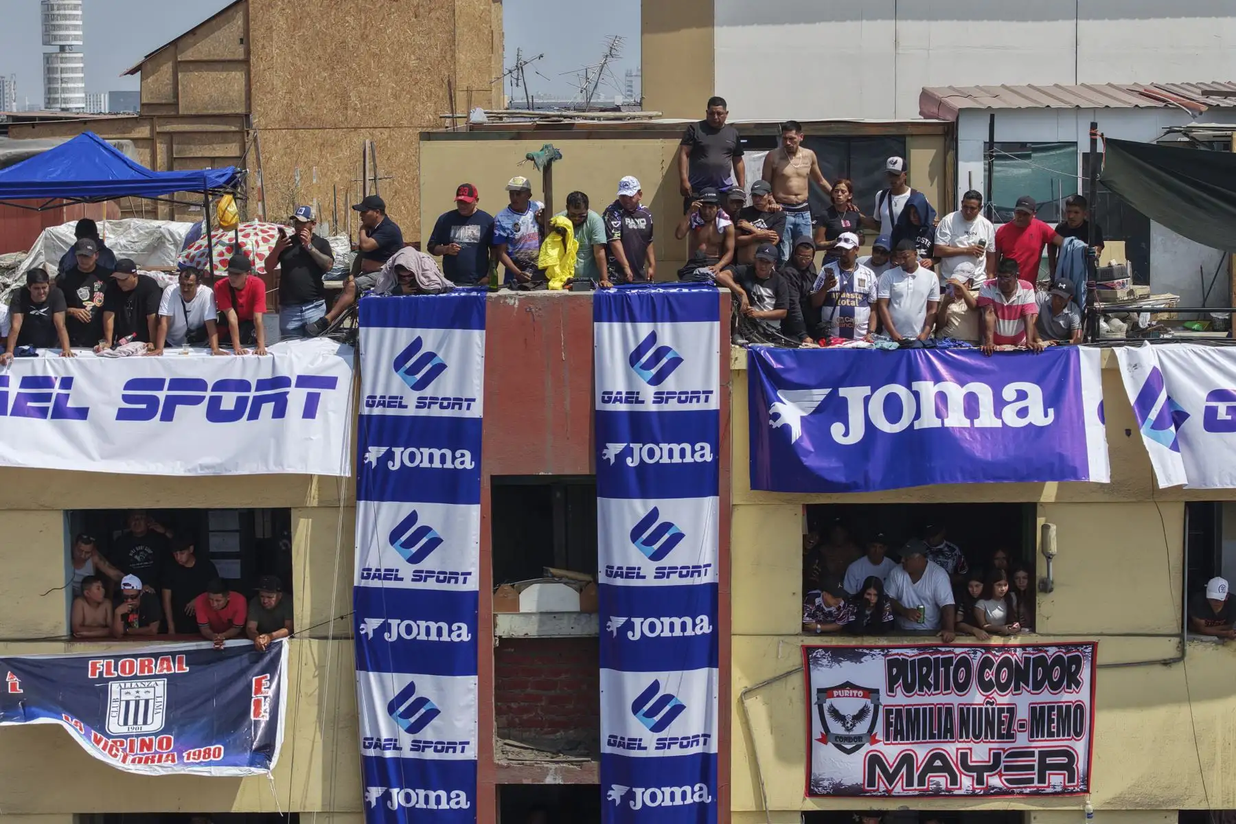 Con gran entusiasmo y masiva participación, hoy se realizó el tradicional Mundialito de El Porvenir en la cuadra 6 de la avenida Parinacochas, en La Victoria. Decenas de equipos y cientos de aficionados vivieron una jornada marcada por la pasión, el colorido de las barras y un juego fuerte y friccionado, con constantes faltas. El evento contó con fuerte resguardo policial y se consolidó, una vez más, como una fiesta deportiva popular. Foto: ANDINA/Jhonel Rodríguez Robles