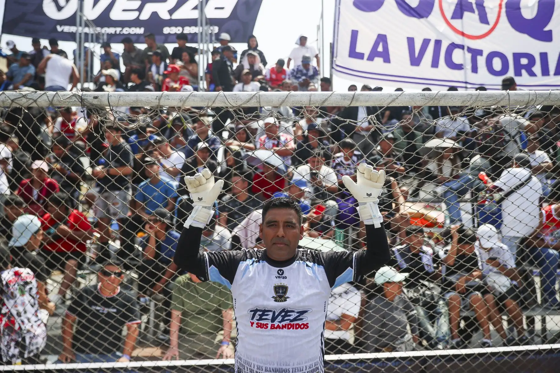 Con gran entusiasmo y masiva participación, hoy se realizó el tradicional Mundialito de El Porvenir en la cuadra 6 de la avenida Parinacochas, en La Victoria. Decenas de equipos y cientos de aficionados vivieron una jornada marcada por la pasión, el colorido de las barras y un juego fuerte y friccionado, con constantes faltas. El evento contó con fuerte resguardo policial y se consolidó, una vez más, como una fiesta deportiva popular. Foto: ANDINA/Jhonel Rodríguez Robles