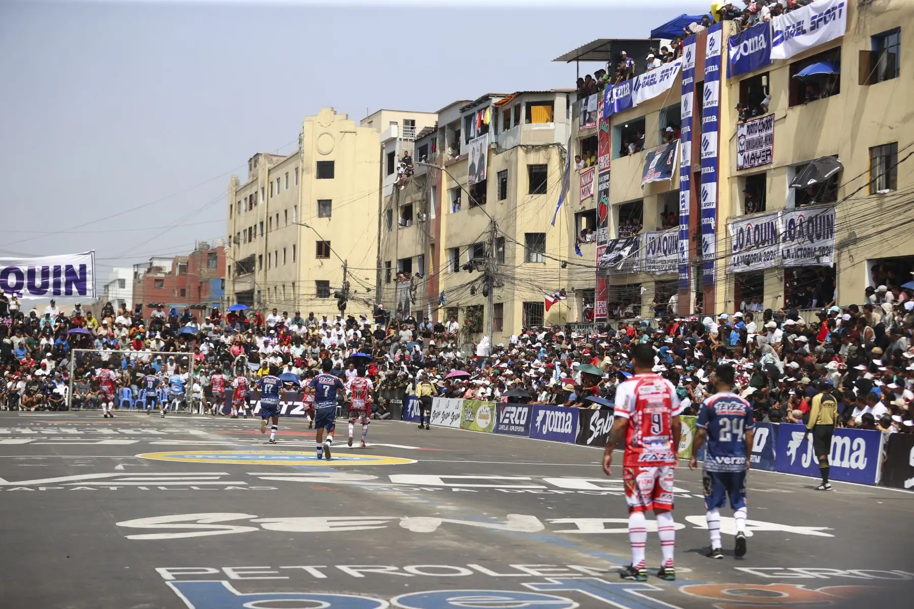 Con gran entusiasmo y masiva participación, hoy se realizó el tradicional Mundialito de El Porvenir en la cuadra 6 de la avenida Parinacochas, en La Victoria. Decenas de equipos y cientos de aficionados vivieron una jornada marcada por la pasión, el colorido de las barras y un juego fuerte y friccionado, con constantes faltas. El evento contó con fuerte resguardo policial y se consolidó, una vez más, como una fiesta deportiva popular. Foto: ANDINA/Jhonel Rodríguez Robles