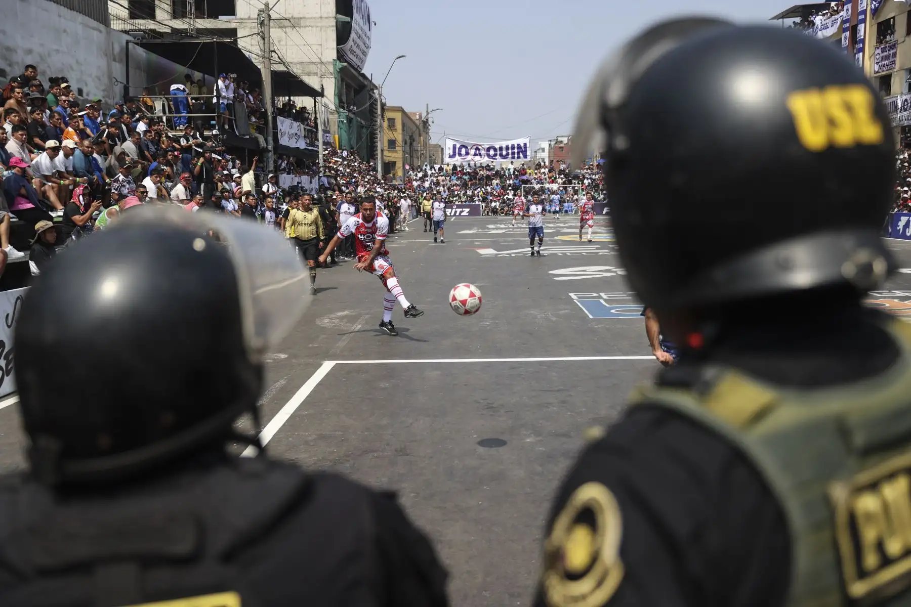 Con gran entusiasmo y masiva participación, hoy se realizó el tradicional Mundialito de El Porvenir en la cuadra 6 de la avenida Parinacochas, en La Victoria. Decenas de equipos y cientos de aficionados vivieron una jornada marcada por la pasión, el colorido de las barras y un juego fuerte y friccionado, con constantes faltas. El evento contó con fuerte resguardo policial y se consolidó, una vez más, como una fiesta deportiva popular. Foto: ANDINA/Jhonel Rodríguez Robles