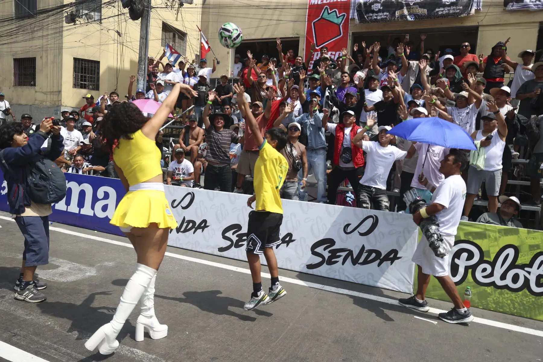 Con gran entusiasmo y masiva participación, hoy se realizó el tradicional Mundialito de El Porvenir en la cuadra 6 de la avenida Parinacochas, en La Victoria. Decenas de equipos y cientos de aficionados vivieron una jornada marcada por la pasión, el colorido de las barras y un juego fuerte y friccionado, con constantes faltas. El evento contó con fuerte resguardo policial y se consolidó, una vez más, como una fiesta deportiva popular. Foto: ANDINA/Jhonel Rodríguez Robles