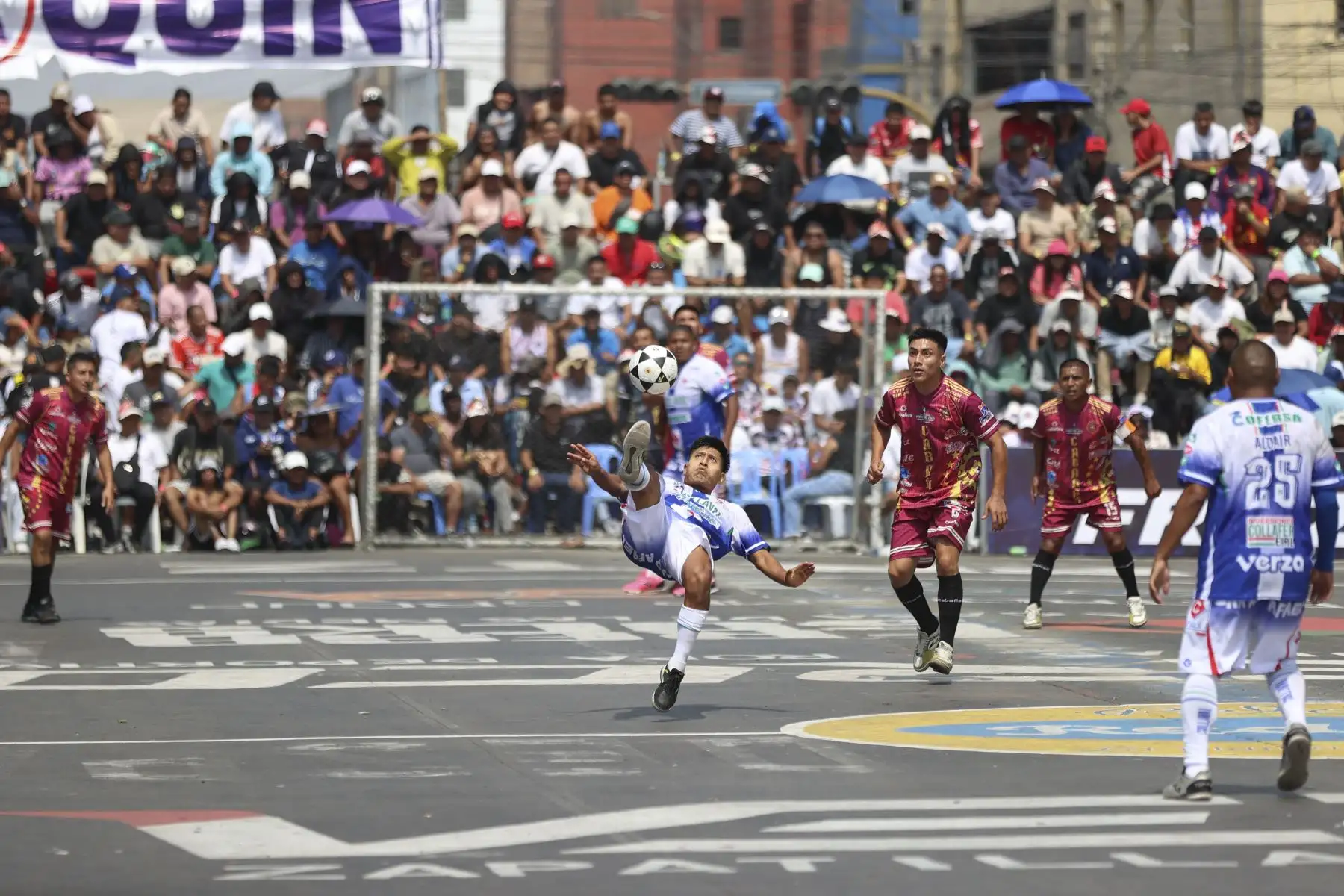 Con gran entusiasmo y masiva participación, hoy se realizó el tradicional Mundialito de El Porvenir en la cuadra 6 de la avenida Parinacochas, en La Victoria. Decenas de equipos y cientos de aficionados vivieron una jornada marcada por la pasión, el colorido de las barras y un juego fuerte y friccionado, con constantes faltas. El evento contó con fuerte resguardo policial y se consolidó, una vez más, como una fiesta deportiva popular. Foto: ANDINA/Jhonel Rodríguez Robles