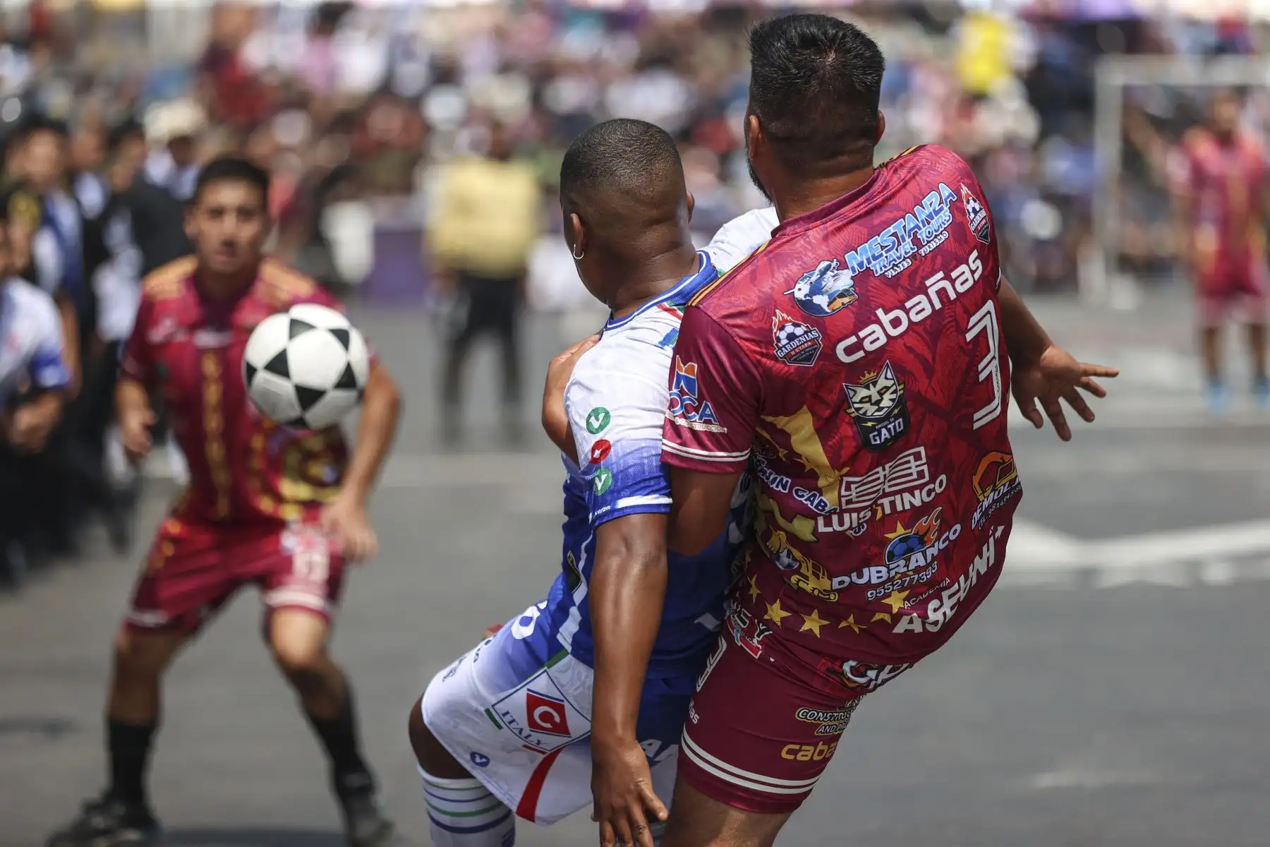 Con gran entusiasmo y masiva participación, hoy se realizó el tradicional Mundialito de El Porvenir en la cuadra 6 de la avenida Parinacochas, en La Victoria. Decenas de equipos y cientos de aficionados vivieron una jornada marcada por la pasión, el colorido de las barras y un juego fuerte y friccionado, con constantes faltas. El evento contó con fuerte resguardo policial y se consolidó, una vez más, como una fiesta deportiva popular. Foto: ANDINA/Jhonel Rodríguez Robles