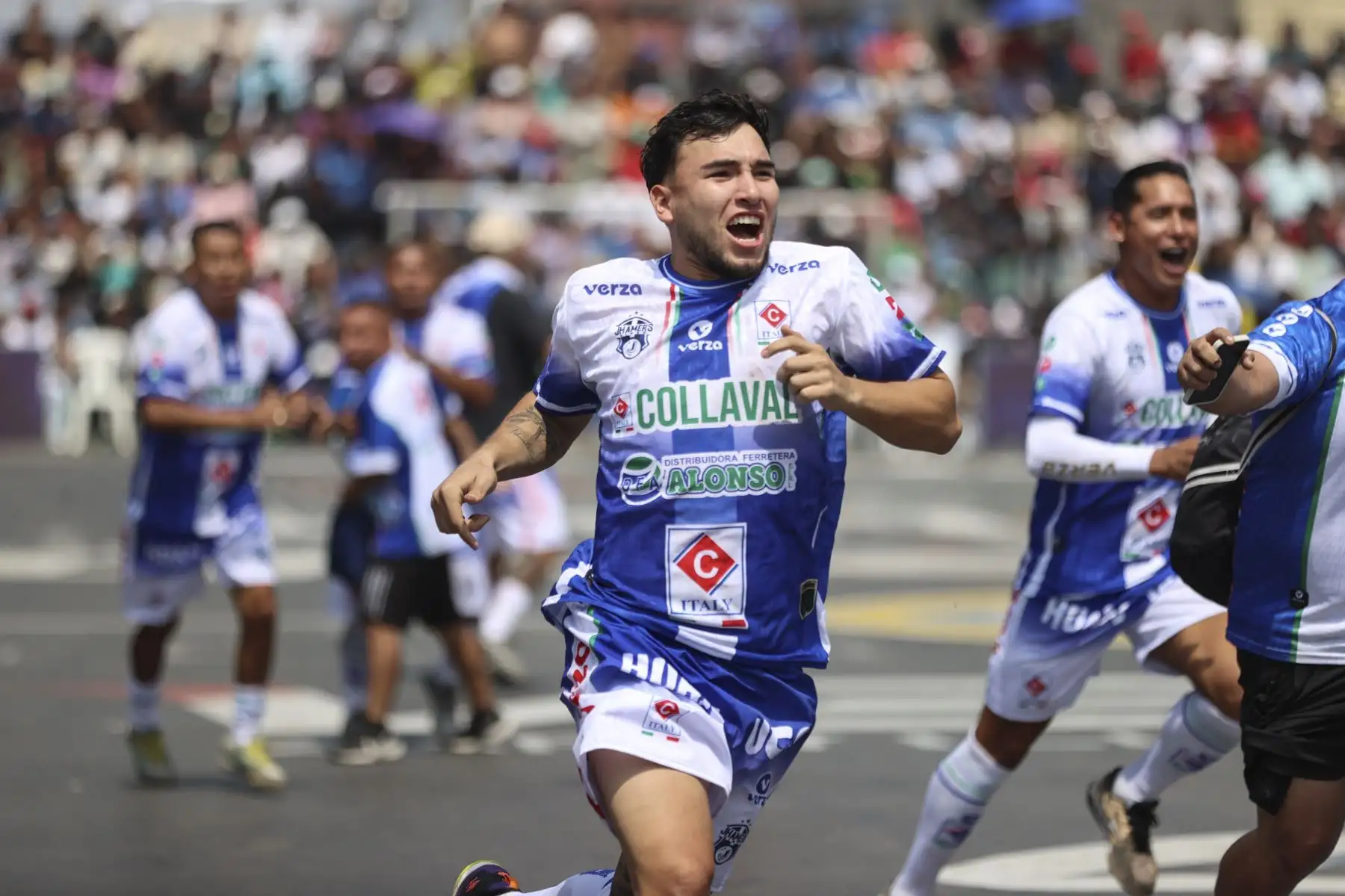 Con gran entusiasmo y masiva participación, hoy se realizó el tradicional Mundialito de El Porvenir en la cuadra 6 de la avenida Parinacochas, en La Victoria. Decenas de equipos y cientos de aficionados vivieron una jornada marcada por la pasión, el colorido de las barras y un juego fuerte y friccionado, con constantes faltas. El evento contó con fuerte resguardo policial y se consolidó, una vez más, como una fiesta deportiva popular. Foto: ANDINA/Jhonel Rodríguez Robles