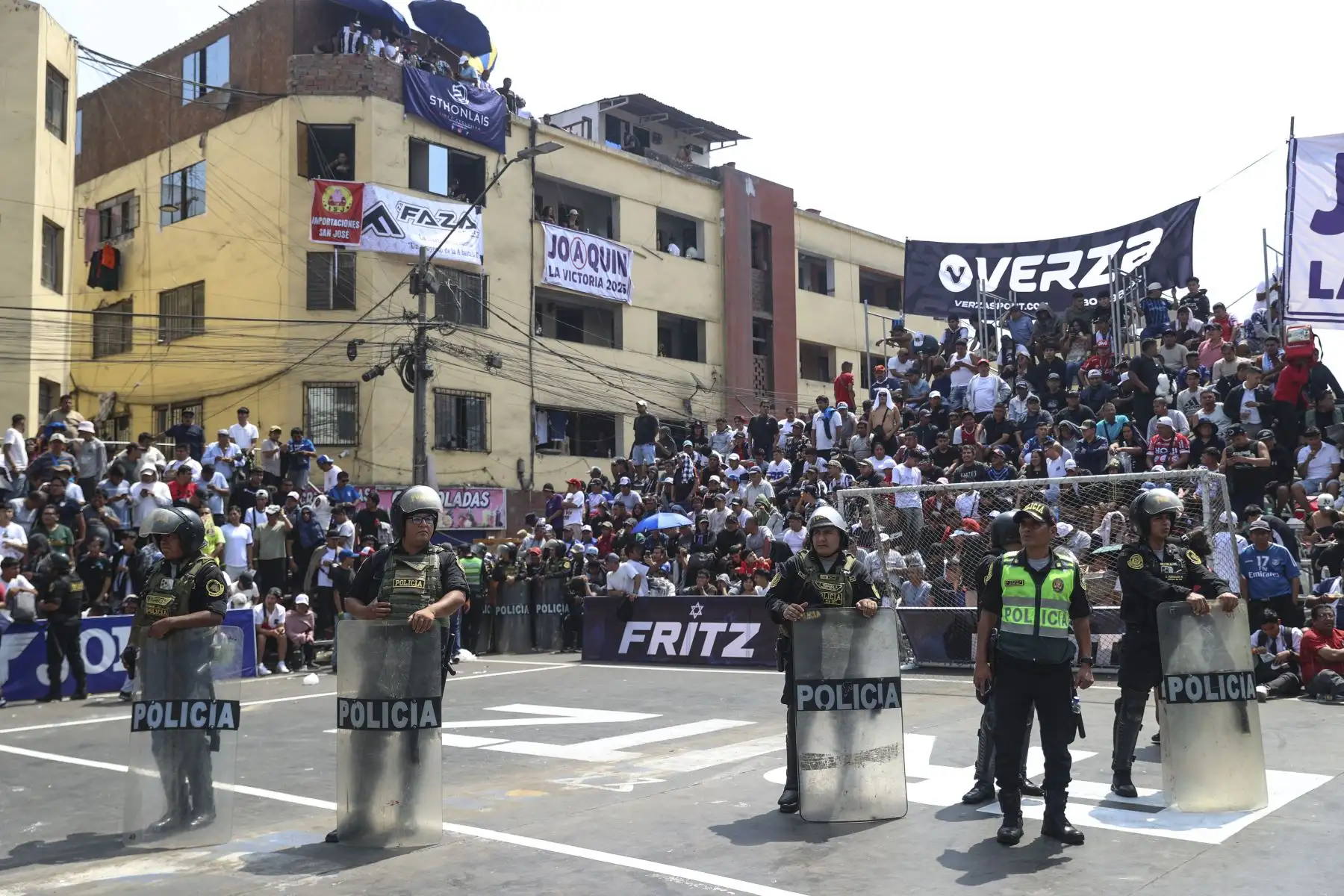 Con gran entusiasmo y masiva participación, hoy se realizó el tradicional Mundialito de El Porvenir en la cuadra 6 de la avenida Parinacochas, en La Victoria. Decenas de equipos y cientos de aficionados vivieron una jornada marcada por la pasión, el colorido de las barras y un juego fuerte y friccionado, con constantes faltas. El evento contó con fuerte resguardo policial y se consolidó, una vez más, como una fiesta deportiva popular. Foto: ANDINA/Jhonel Rodríguez Robles
