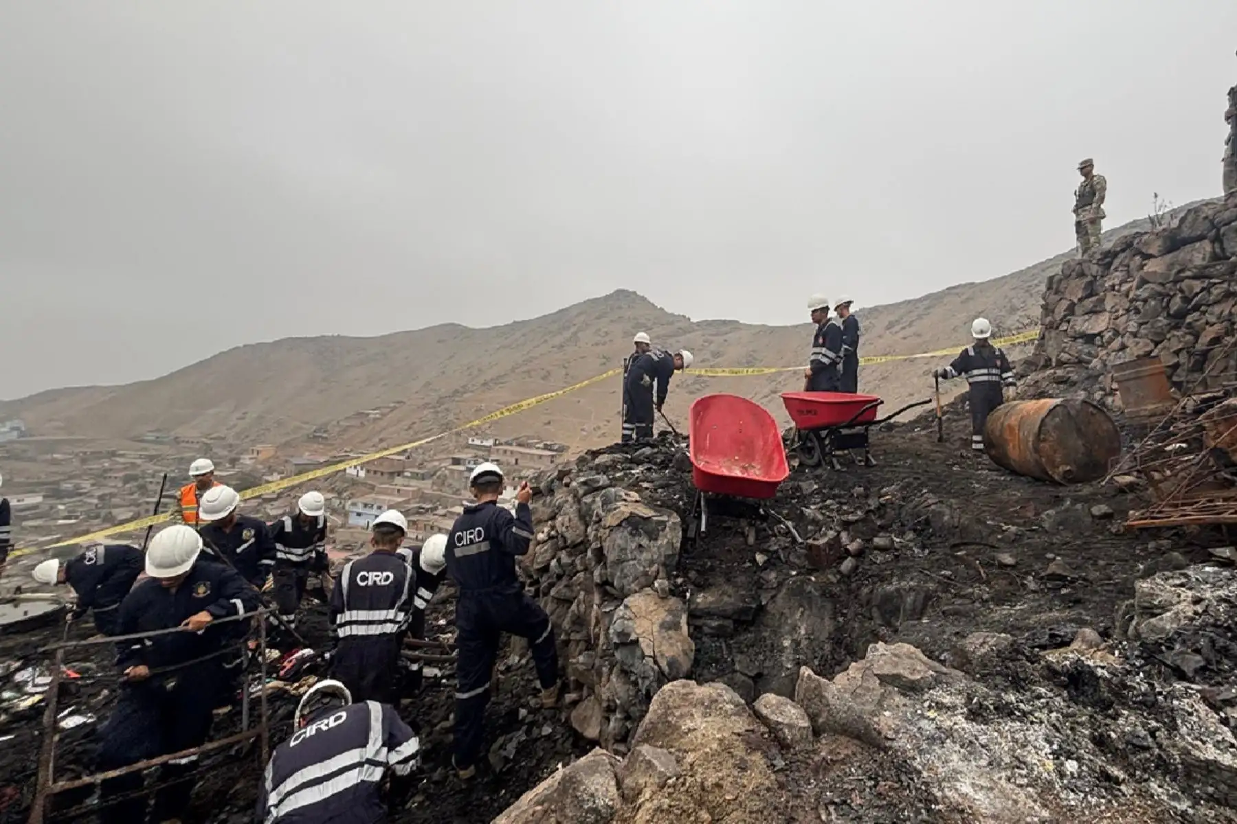 Independencia: Ejército realiza labores de remoción y búsqueda de heridos tras incendio