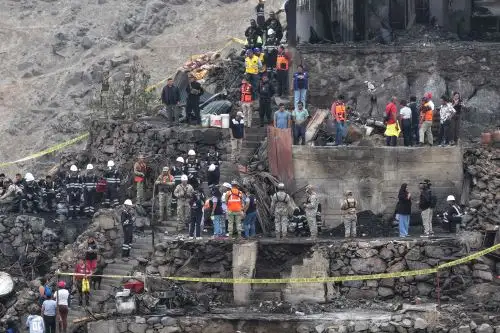 Independencia: Ejército realiza labores de remoción y búsqueda de heridos tras incendio