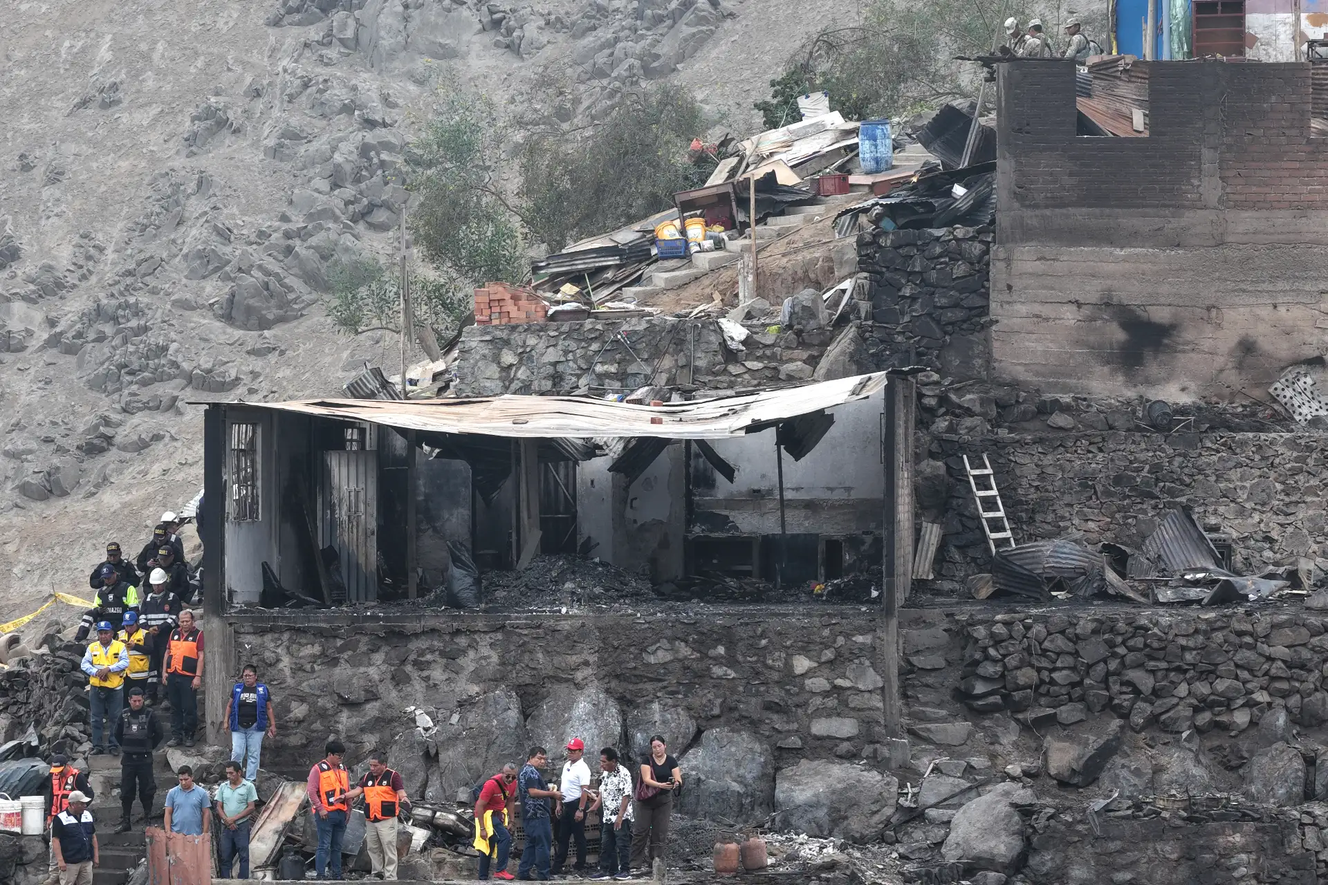 Decenas de viviendas quedaron en escombros tras el voraz incendio ocurrido en horas de la tarde del viernes 1 de mayo de 2026, en un cerro del AA.HH. Pampa de Cueva, en el distrito de Independencia. Foto: ANDINA/Daniel Bracamonte