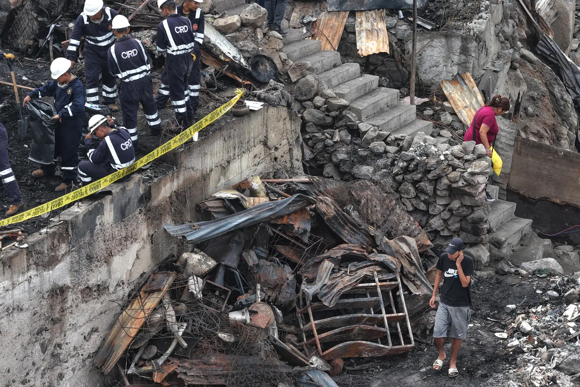 Decenas de viviendas quedaron en escombros tras el voraz incendio ocurrido en horas de la tarde del viernes 1 de mayo de 2026, en un cerro del AA.HH. Pampa de Cueva, en el distrito de Independencia. Foto: ANDINA/Daniel Bracamonte
