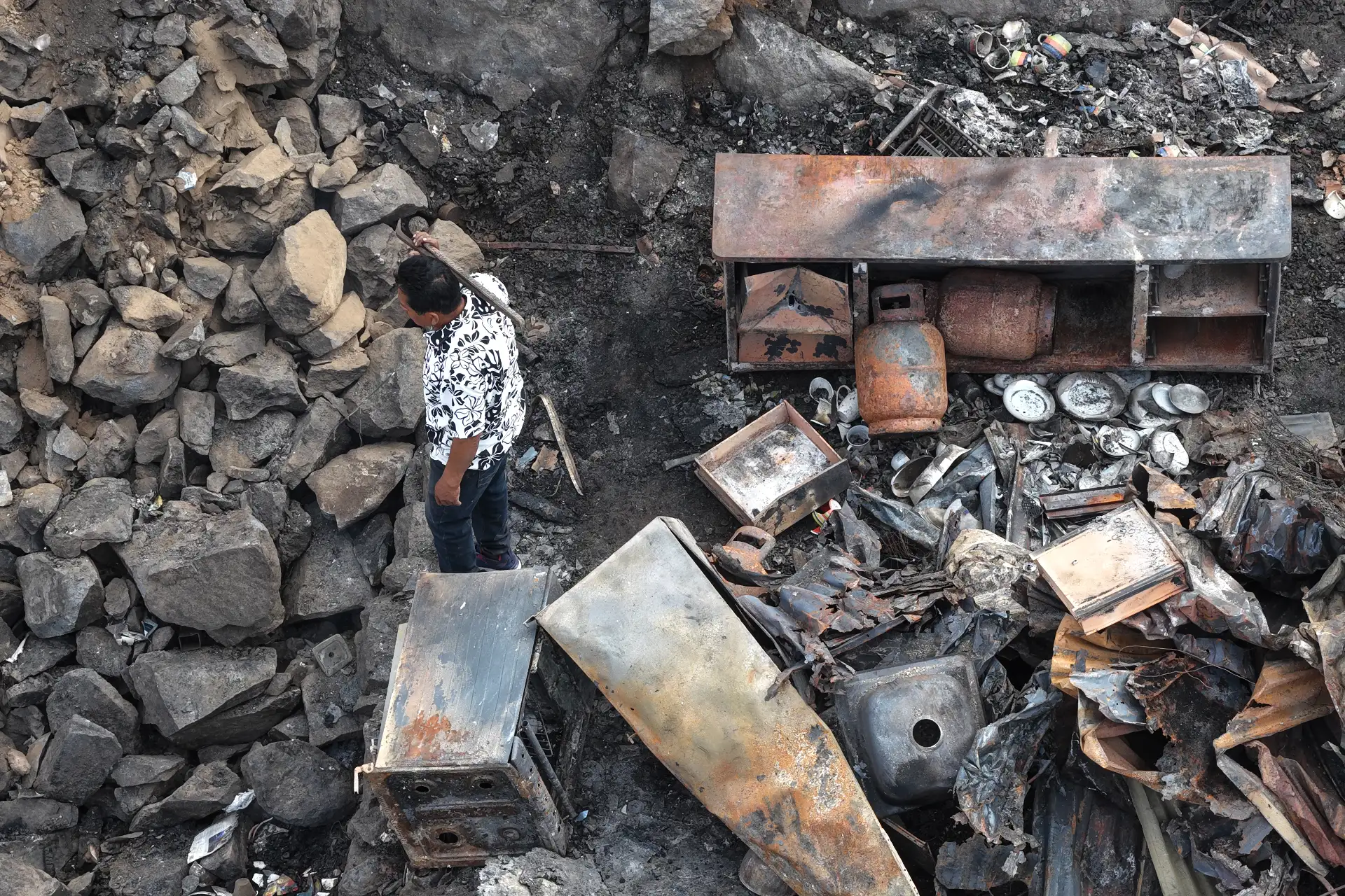 Decenas de viviendas quedaron en escombros tras el voraz incendio ocurrido en horas de la tarde del viernes 1 de mayo de 2026, en un cerro del AA.HH. Pampa de Cueva, en el distrito de Independencia. Foto: ANDINA/Daniel Bracamonte