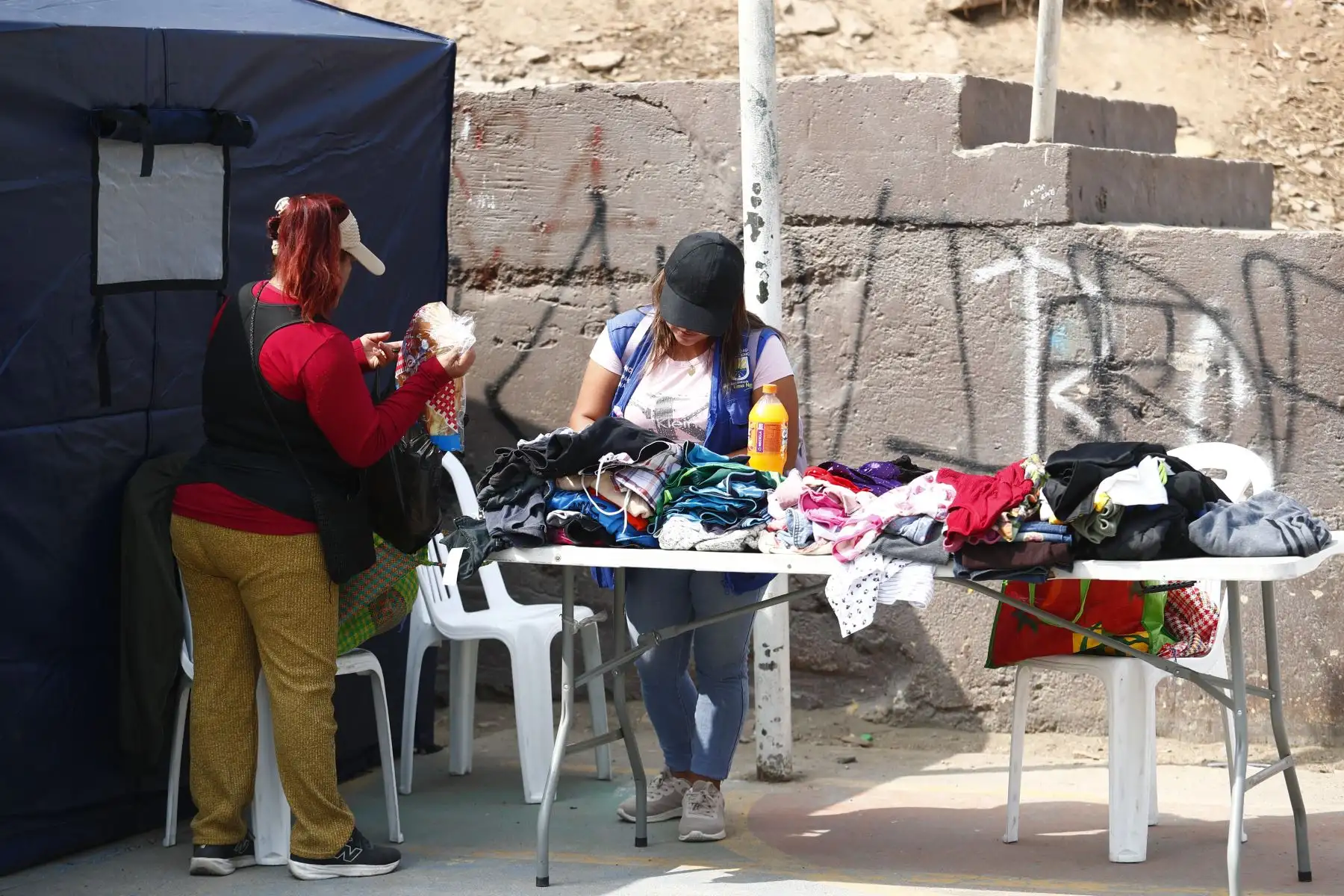 La Municipalidad de Independencia instaló carpas para brindarles hogar temporal a los damnificados del incendio ocurrido el viernes 1 de mayo de 2026, en un cerro del AA.HH. Pampa de Cueva en Independencia. Personal de diversos ministerios y de la Policía Nacional asisten a los damnificados. Foto: ANDINA/Daniel Bracamonte