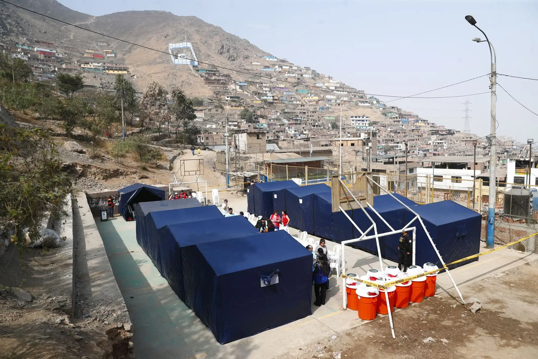 La Municipalidad de Independencia instaló carpas para brindarles hogar temporal a los damnificados del incendio ocurrido el viernes 1 de mayo de 2026, en un cerro del AA.HH. Pampa de Cueva en Independencia. Personal de diversos ministerios y de la Policía Nacional asisten a los damnificados. Foto: ANDINA/Daniel Bracamonte