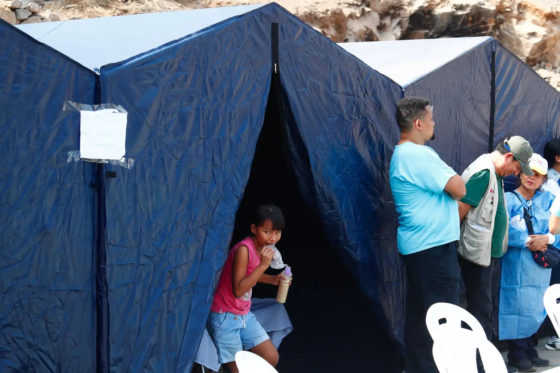 La Municipalidad de Independencia instaló carpas para brindarles hogar temporal a los damnificados del incendio ocurrido el viernes 1 de mayo de 2026, en un cerro del AA.HH. Pampa de Cueva en Independencia. Personal de diversos ministerios y de la Policía Nacional asisten a los damnificados. Foto: ANDINA/Daniel Bracamonte