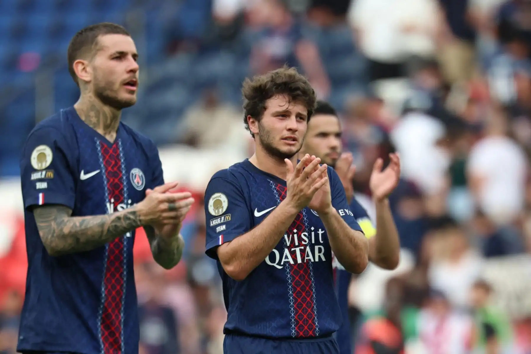 El defensa francés del Paris Saint-Germain, Lucas Hernández, y el centrocampista portugués João Neves, reaccionan al final del partido de la Ligue 1 francesa entre el Paris Saint-Germain (PSG) y el FC Lorient en el estadio Parc des Princes de París. 
Foto: ANDINA/AFP)