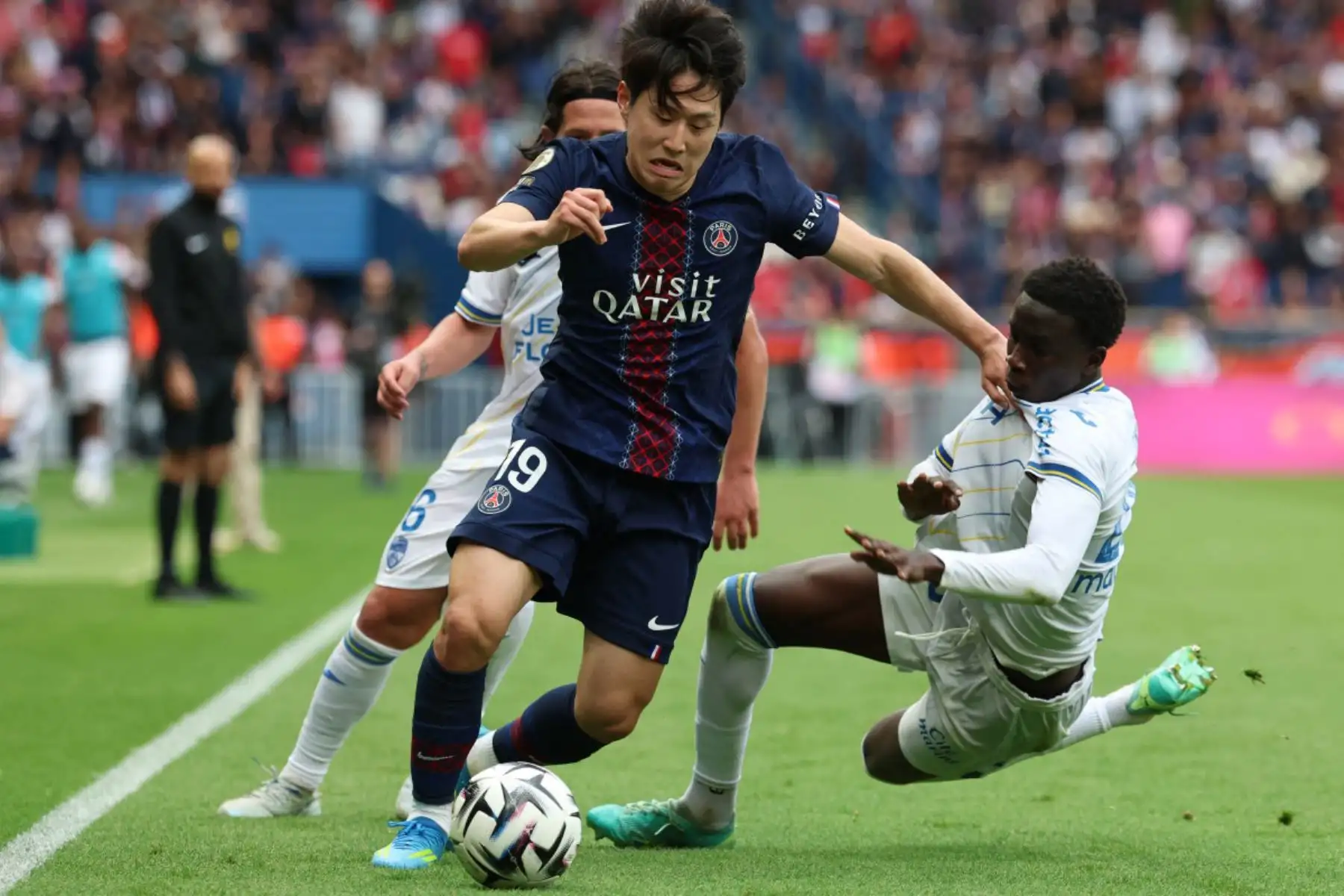 El centrocampista surcoreano del Paris Saint-Germain, Kang-In Lee, y el defensa senegalés del Lorient, Abdoulaye Faye, disputan el balón durante el partido de la Ligue 1 francesa entre el Paris Saint-Germain (PSG) y el FC Lorient en el estadio Parc des Princes de París. Foto: ANDINA/AFP