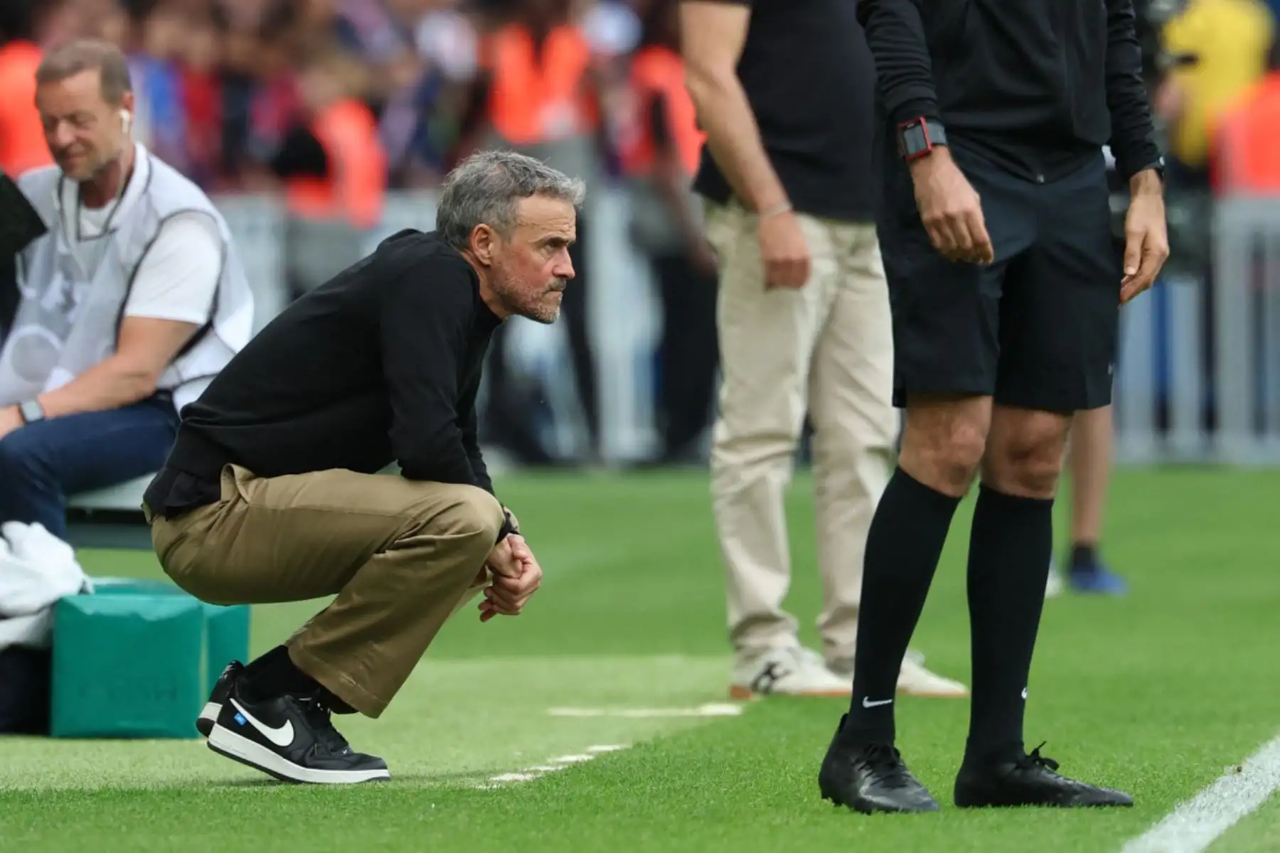 El técnico español del Paris Saint-Germain, Luis Enrique, reacciona durante el partido de la Ligue 1 francesa entre el Paris Saint-Germain (PSG) y el FC Lorient en el estadio Parc des Princes de París. Foto: ANDINA/AFP