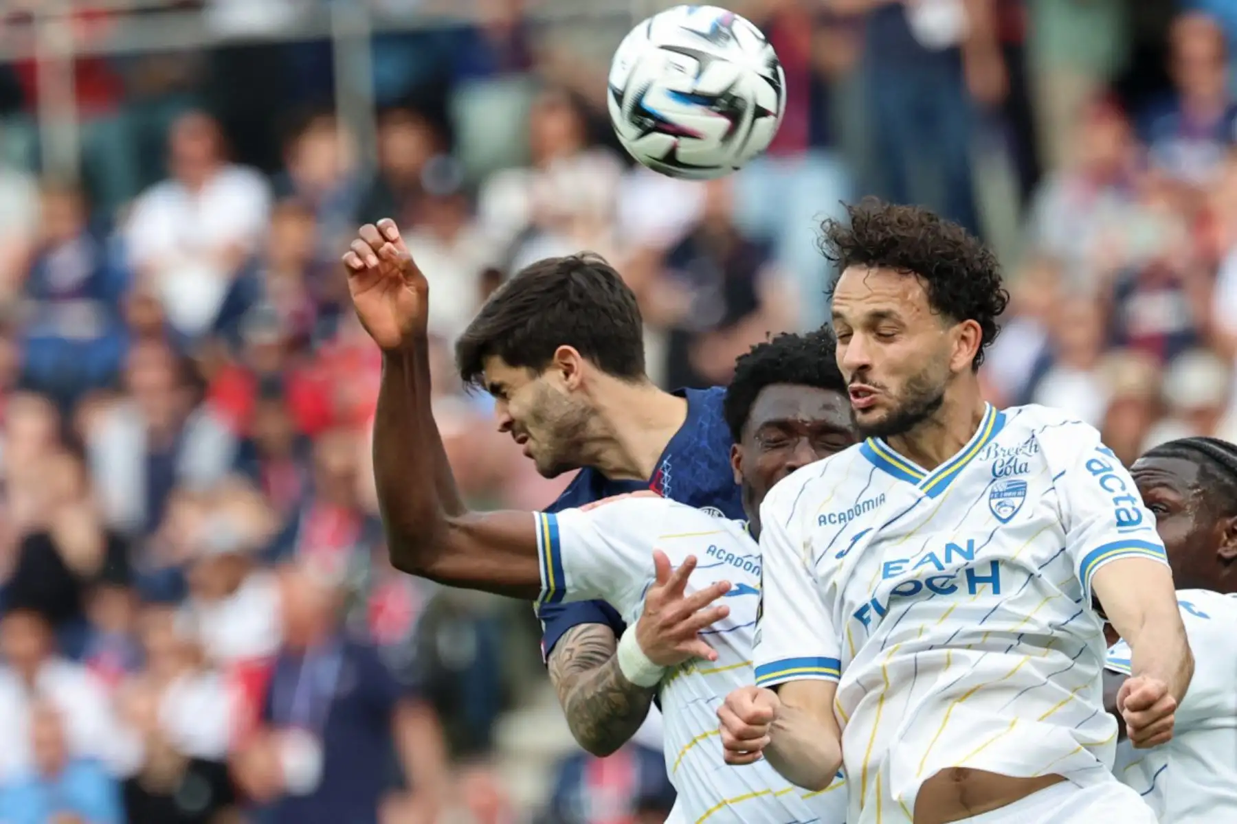 El defensa tunecino del Lorient, Montassar Talbi, cabecea el balón durante el partido de la Ligue 1 francesa entre el Paris Saint-Germain (PSG) y el FC Lorient en el estadio Parc des Princes de París. 
Foto: ANDINA/AFP