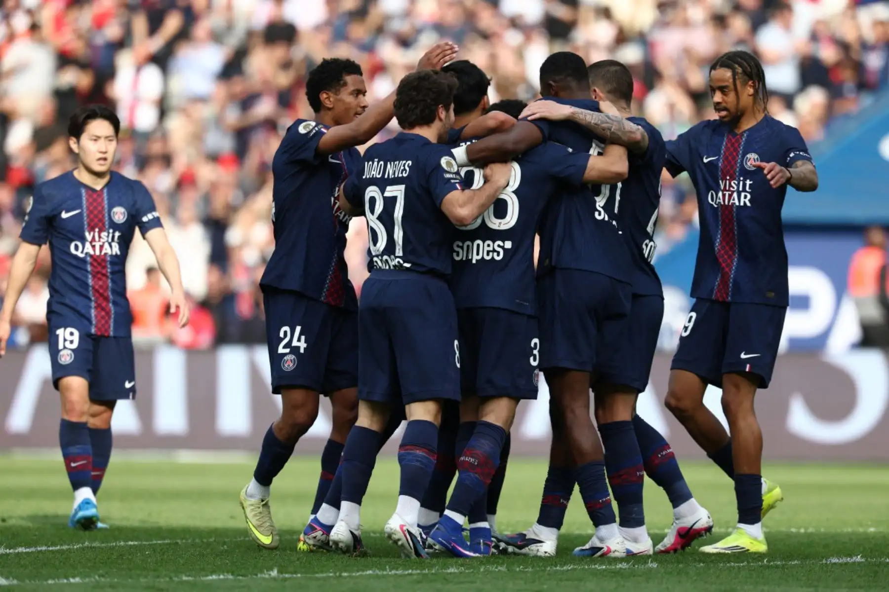 El centrocampista francés del Paris Saint-Germain, Warren Zaïre-Emery, es felicitado por sus compañeros tras marcar el segundo gol de su equipo durante el partido de la Ligue 1 francesa entre el Paris Saint-Germain (PSG) y el FC Lorient en el estadio Parc des Princes de París. Foto: ANDINA/AFP